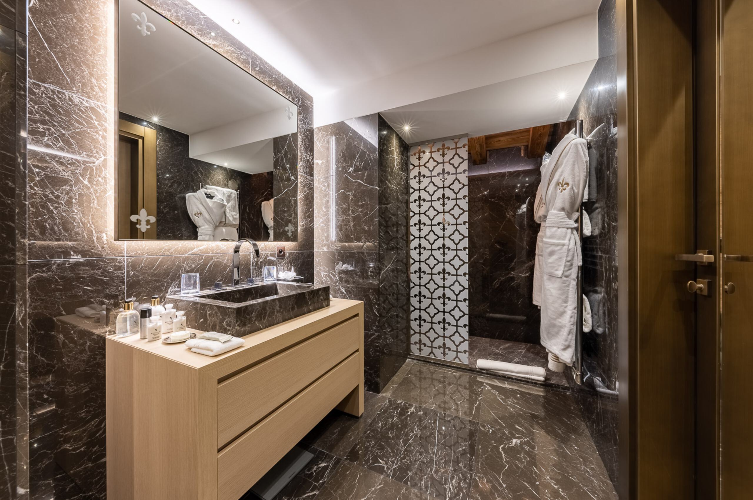 chalet-avery-bathroom-sink-shower-modern-marble-luxury-courchevel1650