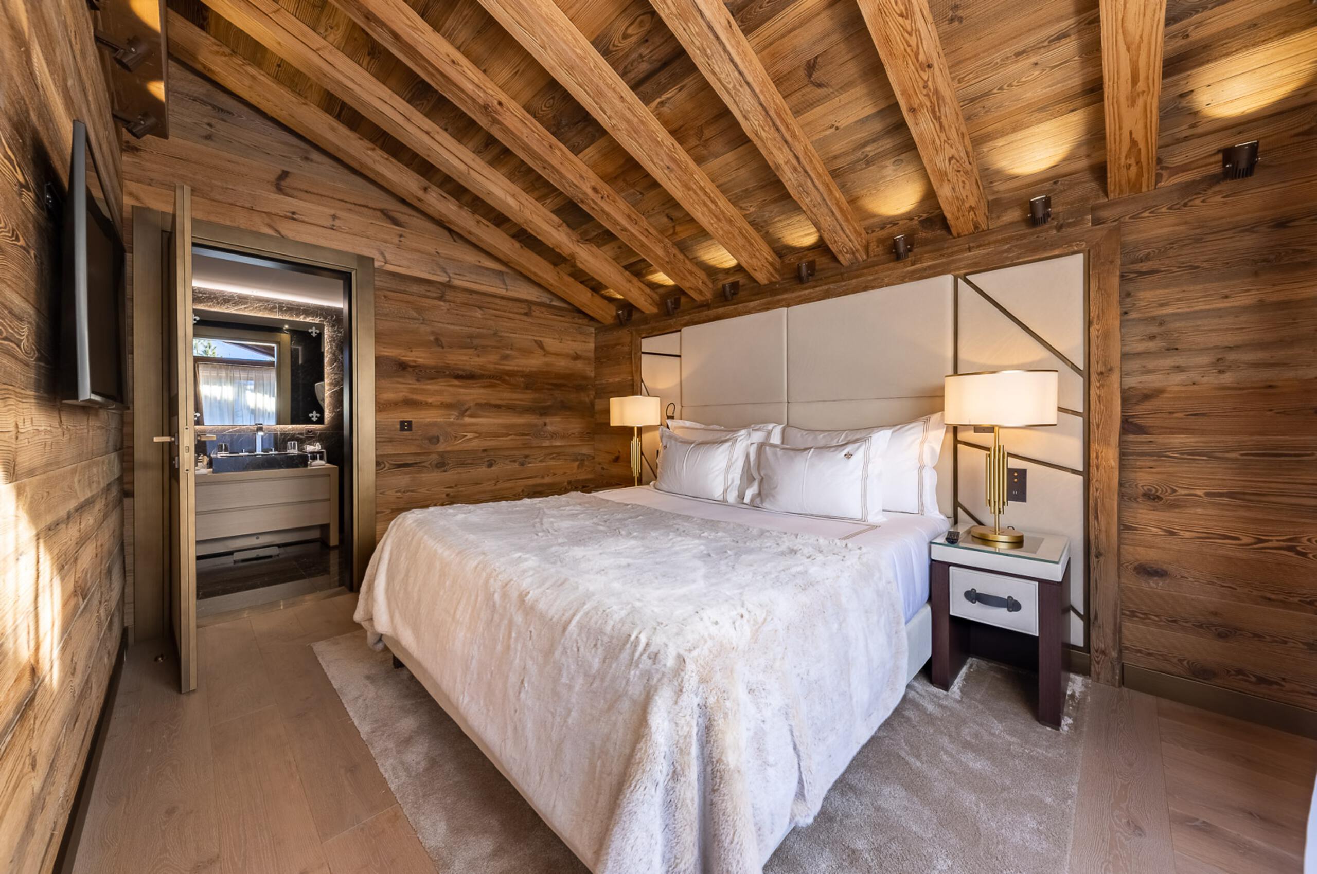 chalet-avery-bedroom-cosy-alpine-design-ensuite-bathroom-modern-stylish-interior-luxury-courchevel1650