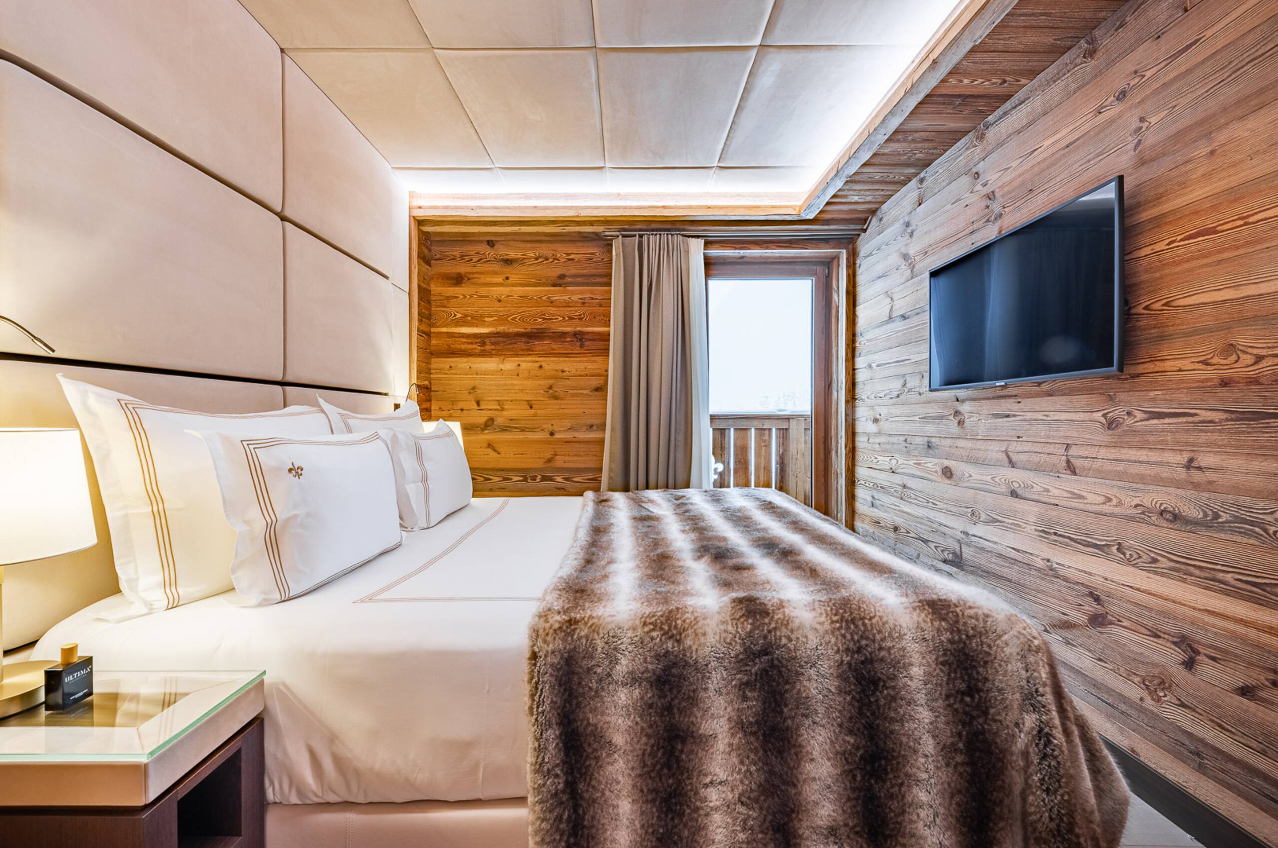 chalet-avery-bedroom-cosy-modern-elegant-stylish-alpine-interior-design-luxury-courchevel1650