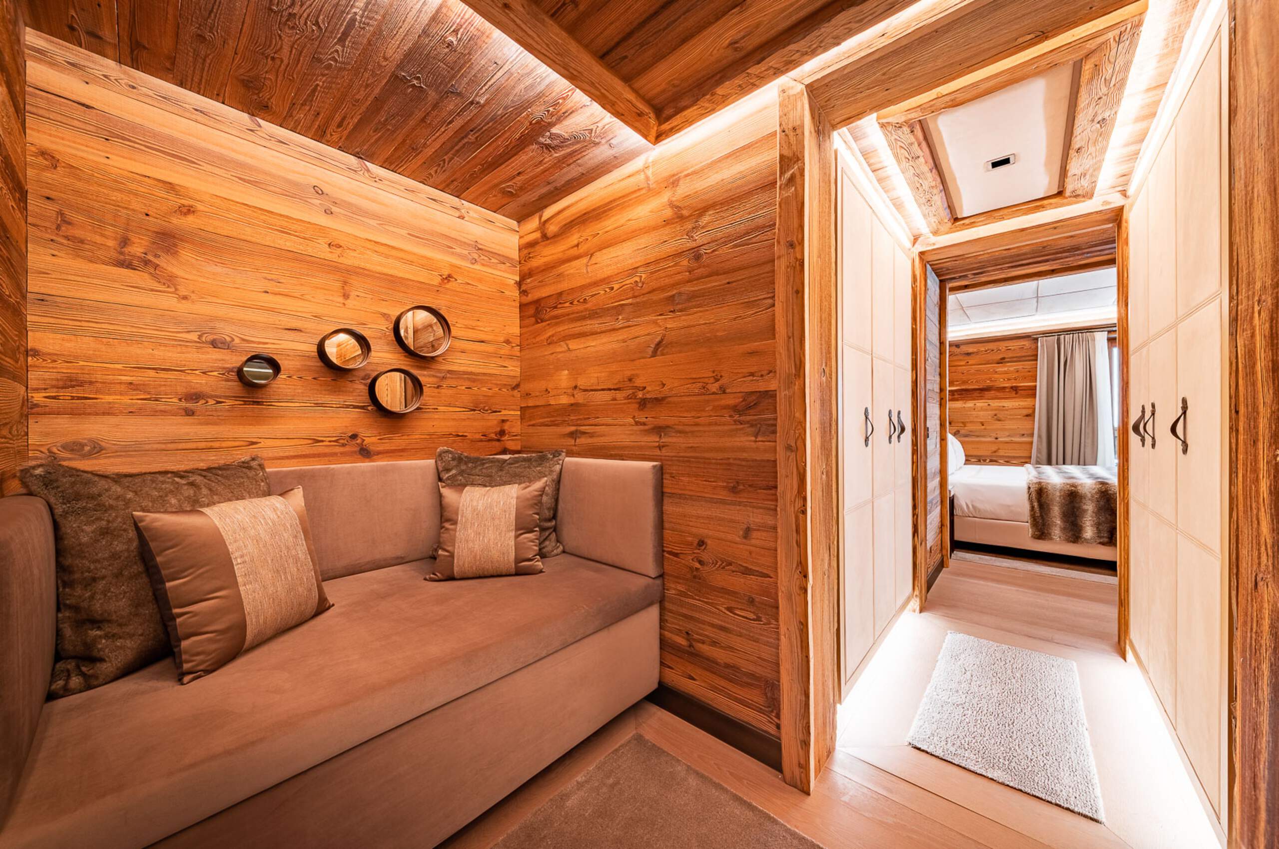 chalet-avery-bedroom-lounge-area-cosy-alpine-luxury-design-rental-retreat-courchevel1650