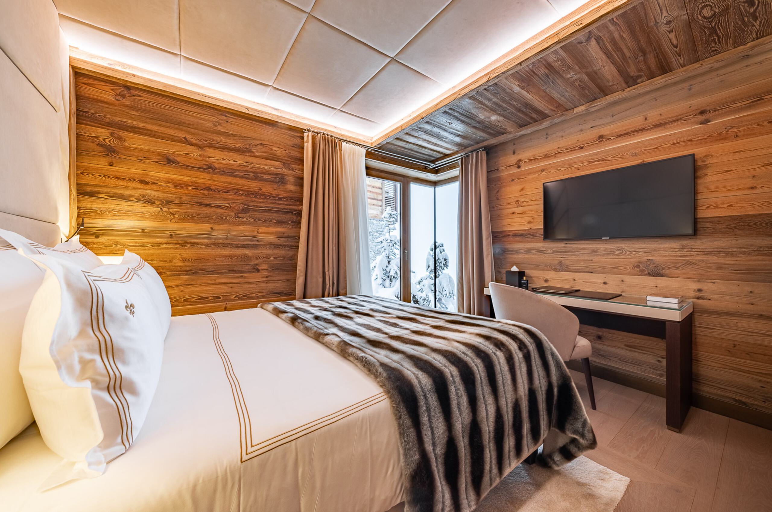 chalet-avery-bedroom-modern-elegant-design-tv-scenicviews-luxury-alpine-interior-courchevel1650