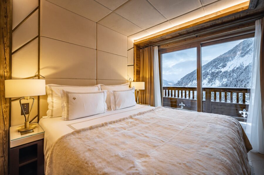 chalet-avery-bedroom-mountainviews-balcony-modern-elegant-alpine-luxury-design-courchevel1650