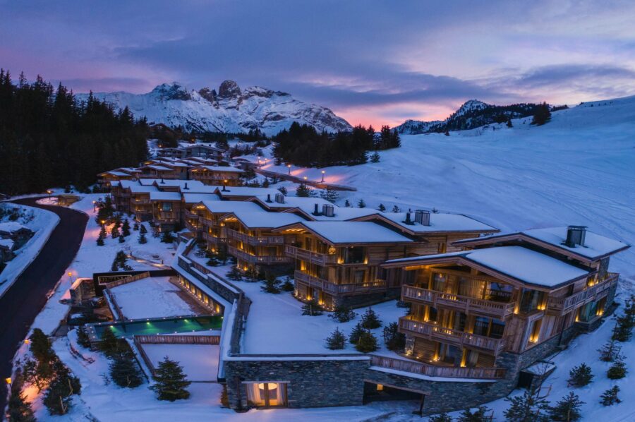 chalet-avery-exterior-aerial-night-primelocation-mountainview-luxury-rental-property-courchevel1650