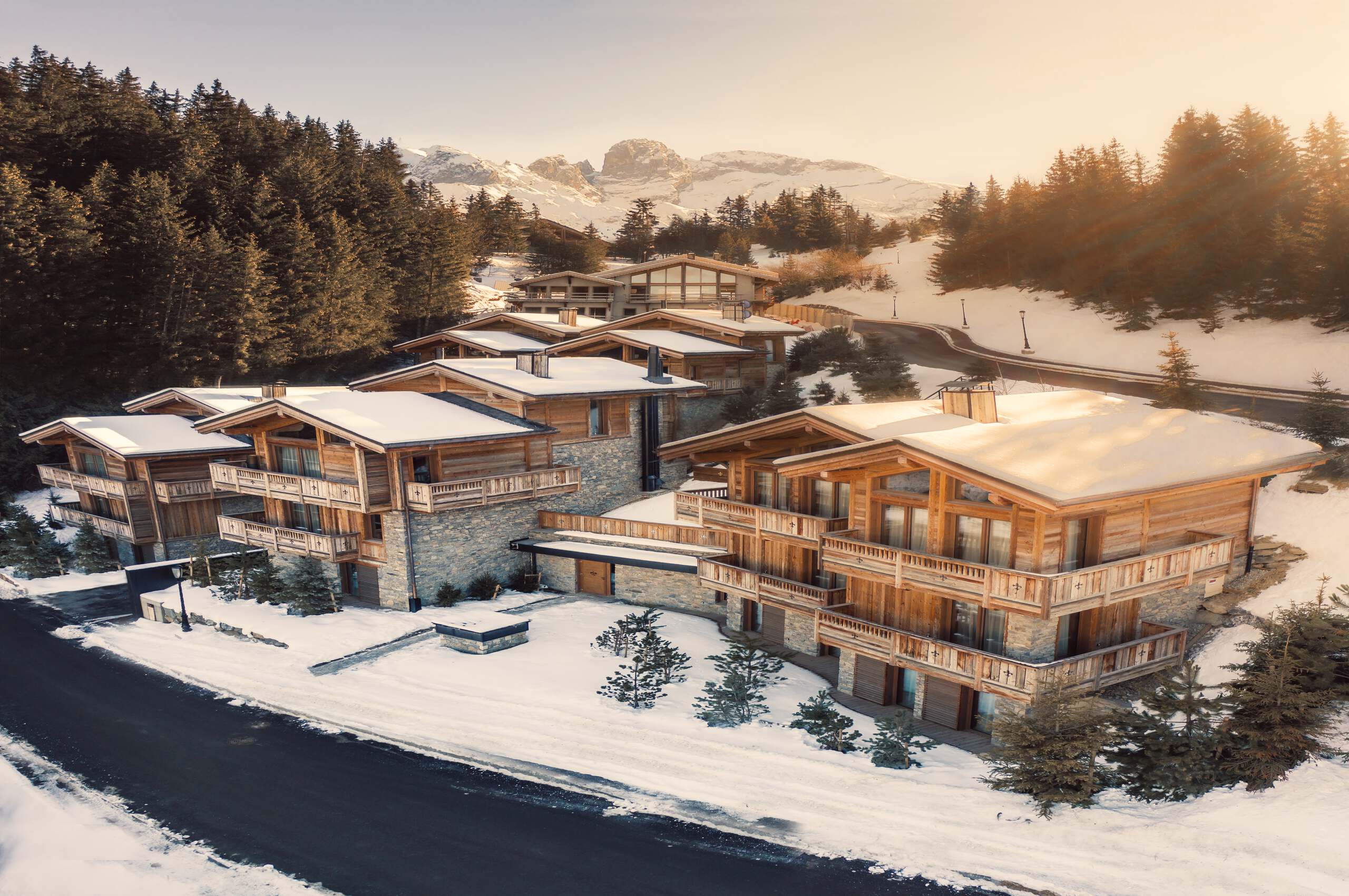 chalet-avery-exterior-mountainviews-primelocation-luxury-alpine-rental-retreat-courchevel1650