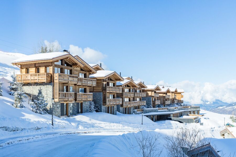 chalet-avery-exterior-winter-daytime-scenicviews-alpine-luxury-rental-retreat-courchevel1650
