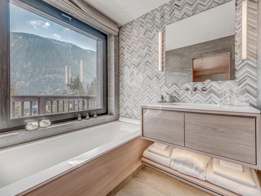 chalet-bea-bathroom-bathtub-mountain-views-modern-bright-sleek-design-luxury-courchevel1650