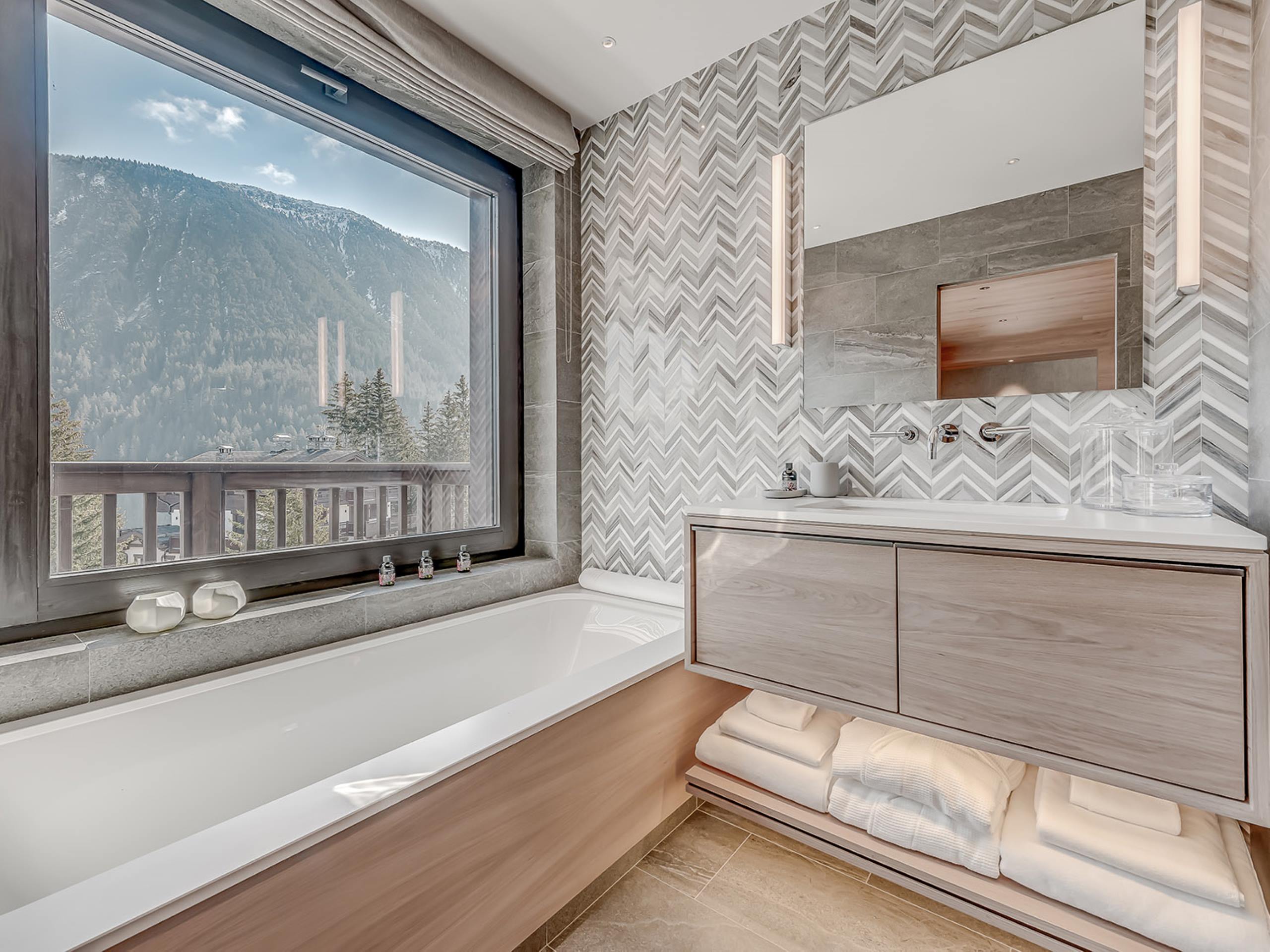 chalet-bea-bathroom-bathtub-mountain-views-modern-bright-sleek-design-luxury-courchevel1650