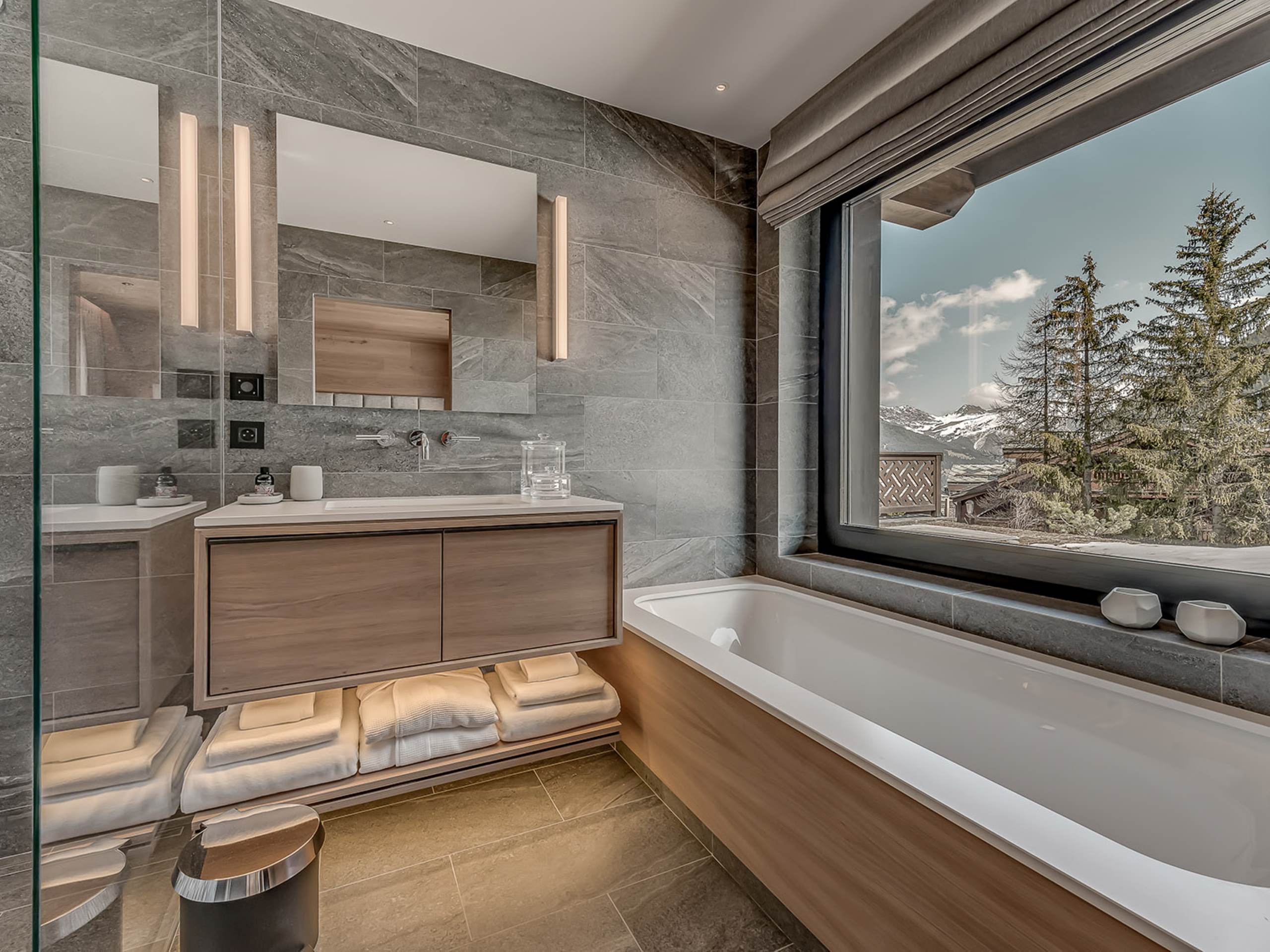 chalet-bea-bathroom-bathtub-mountainview-sleek-modern-luxury-courchevel1650
