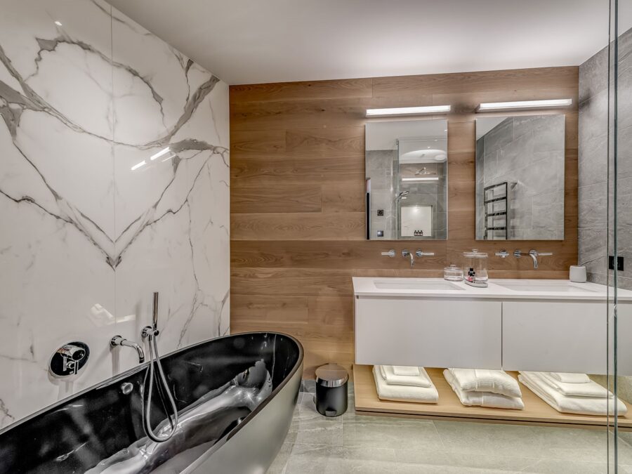 chalet-bea-bathroom-bathtub-unique-modern-doublesink-sleek-design-luxury-courchevel1650