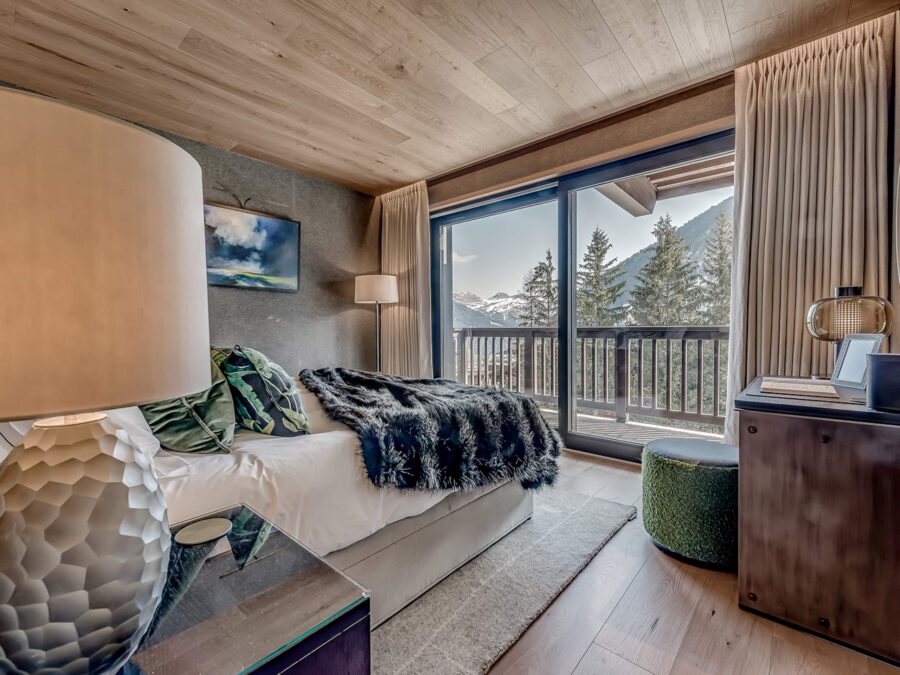 chalet-bea-bedroom-balcony-mountain-views-serene-modern-alpine-interiors-luxury-courchevel1650