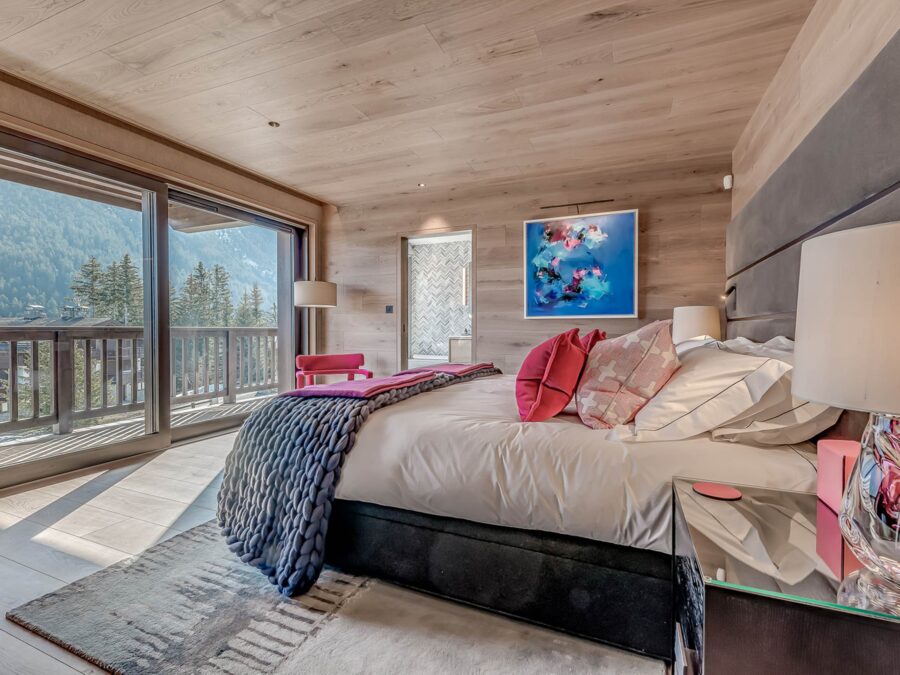chalet-bea-bedroom-mountain-views-balcony-ensuite-sleek-serene-modern-design-luxury-courchevel1650