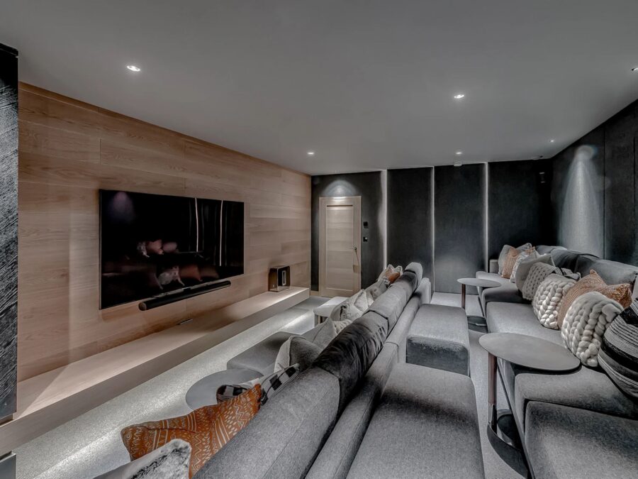 chalet-bea-cinema-room-filmroom-hosting-entertainment-movie-night-luxury-interior-courchevel1650