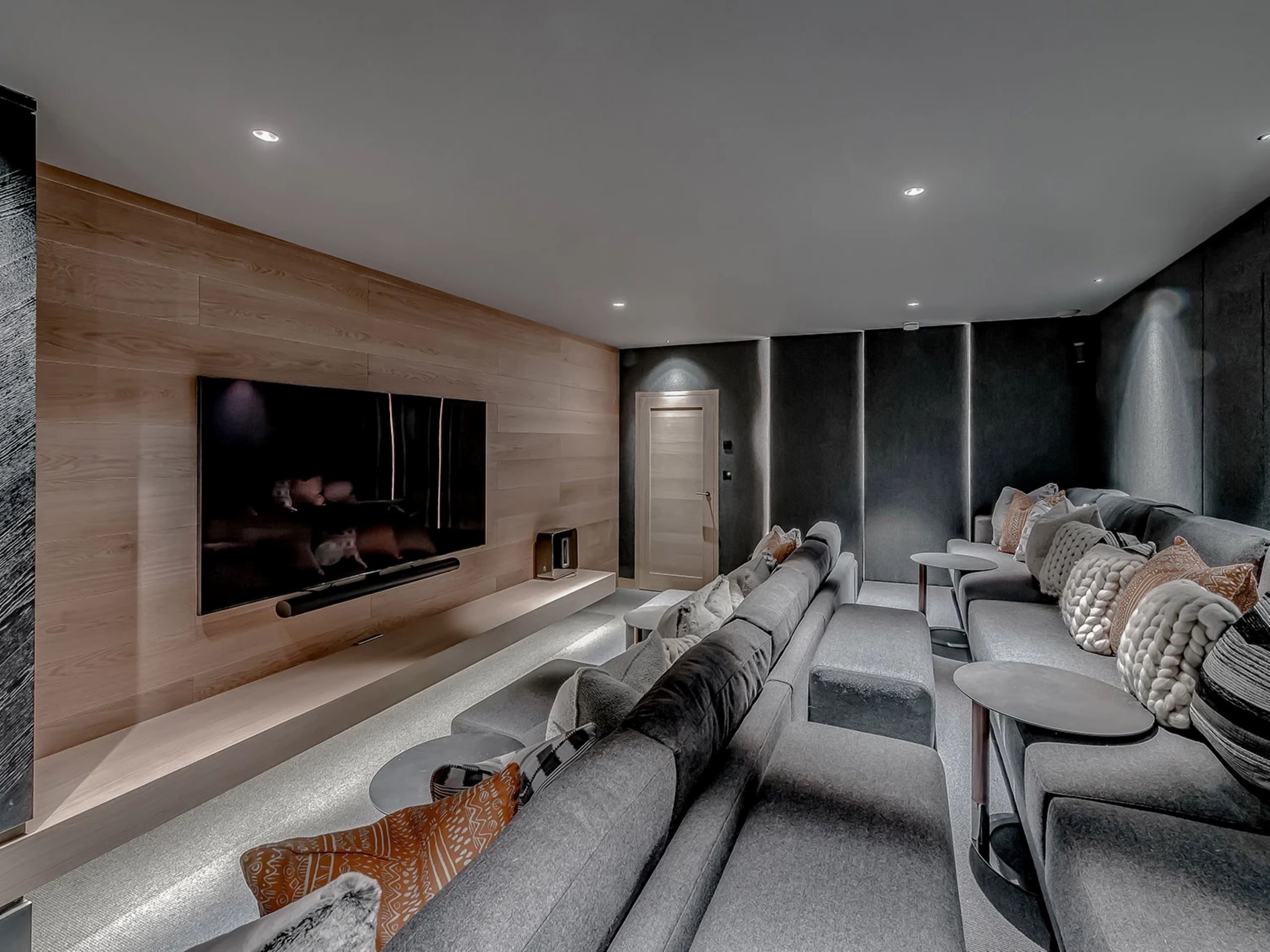 chalet-bea-cinema-room-filmroom-hosting-entertainment-movie-night-luxury-interior-courchevel1650