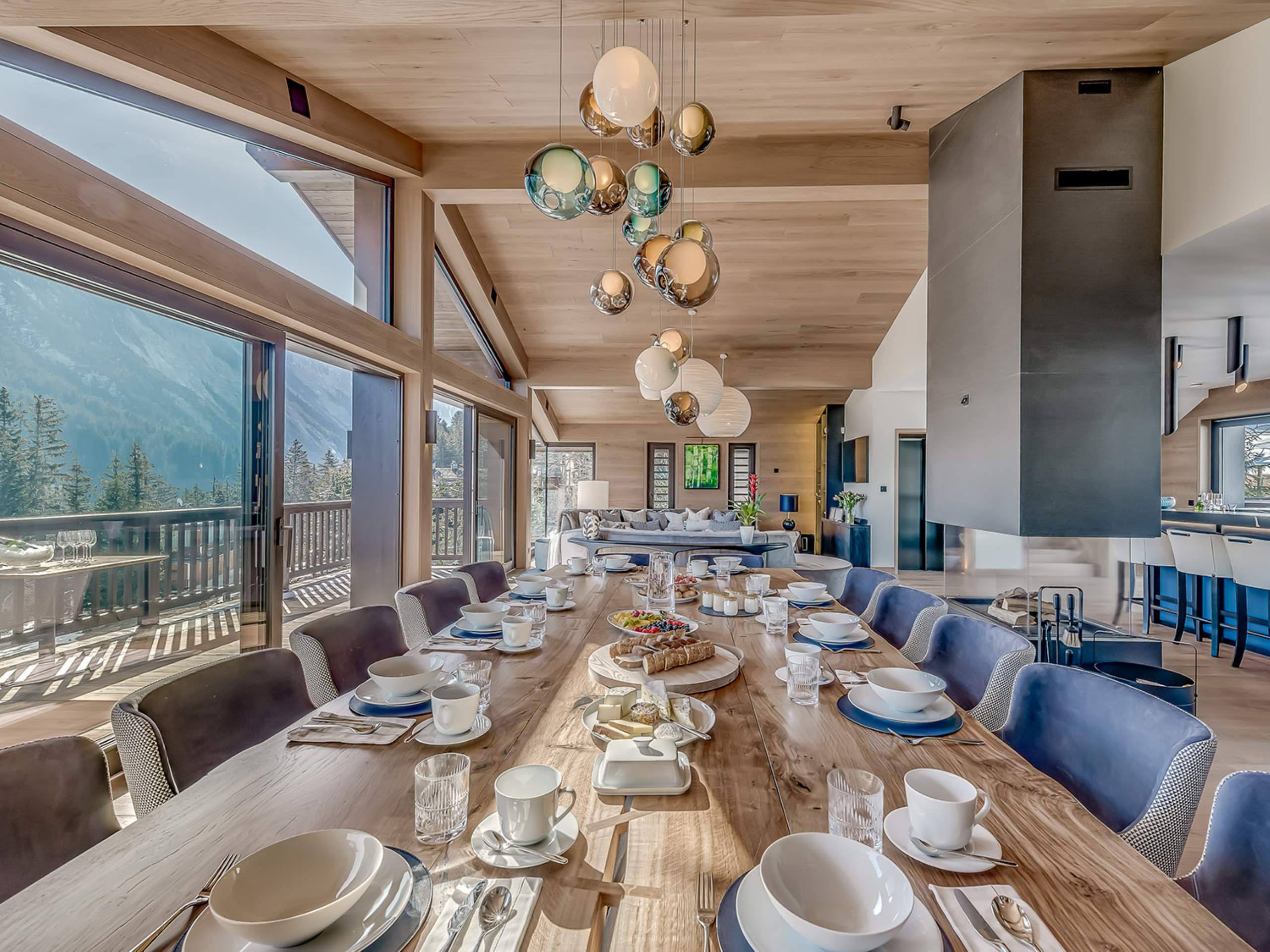 chalet-bea-dining-table-fireplace-openplan-kitchen-mountainview-luxury-interior-courchevel1650