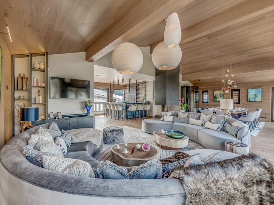 chalet-bea-livingroom-lounge-openplan-fireplace-diningtable-bar-stylish-elegant-luxury-courchevel1650