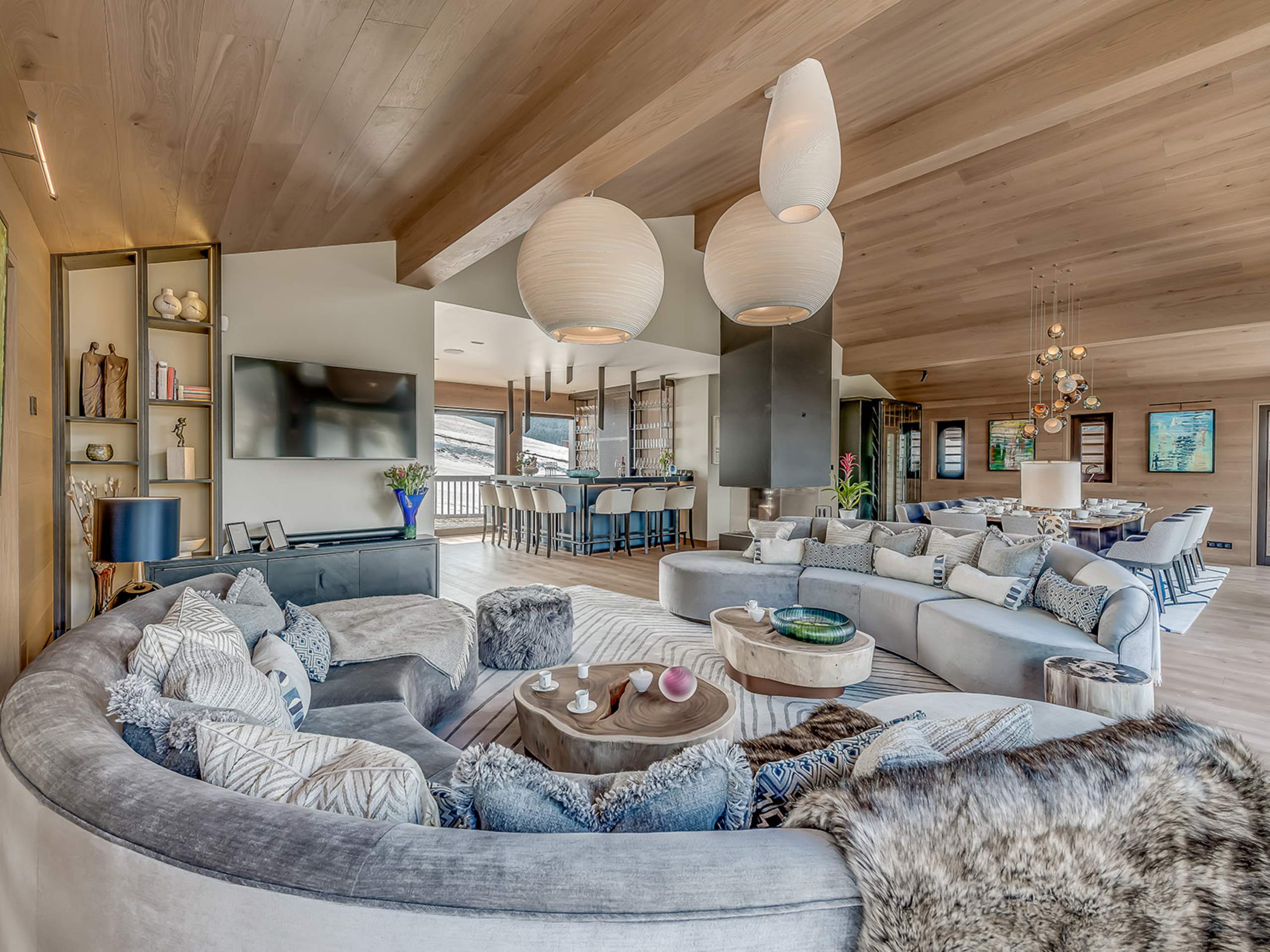 chalet-bea-livingroom-lounge-openplan-fireplace-diningtable-bar-stylish-elegant-luxury-courchevel1650