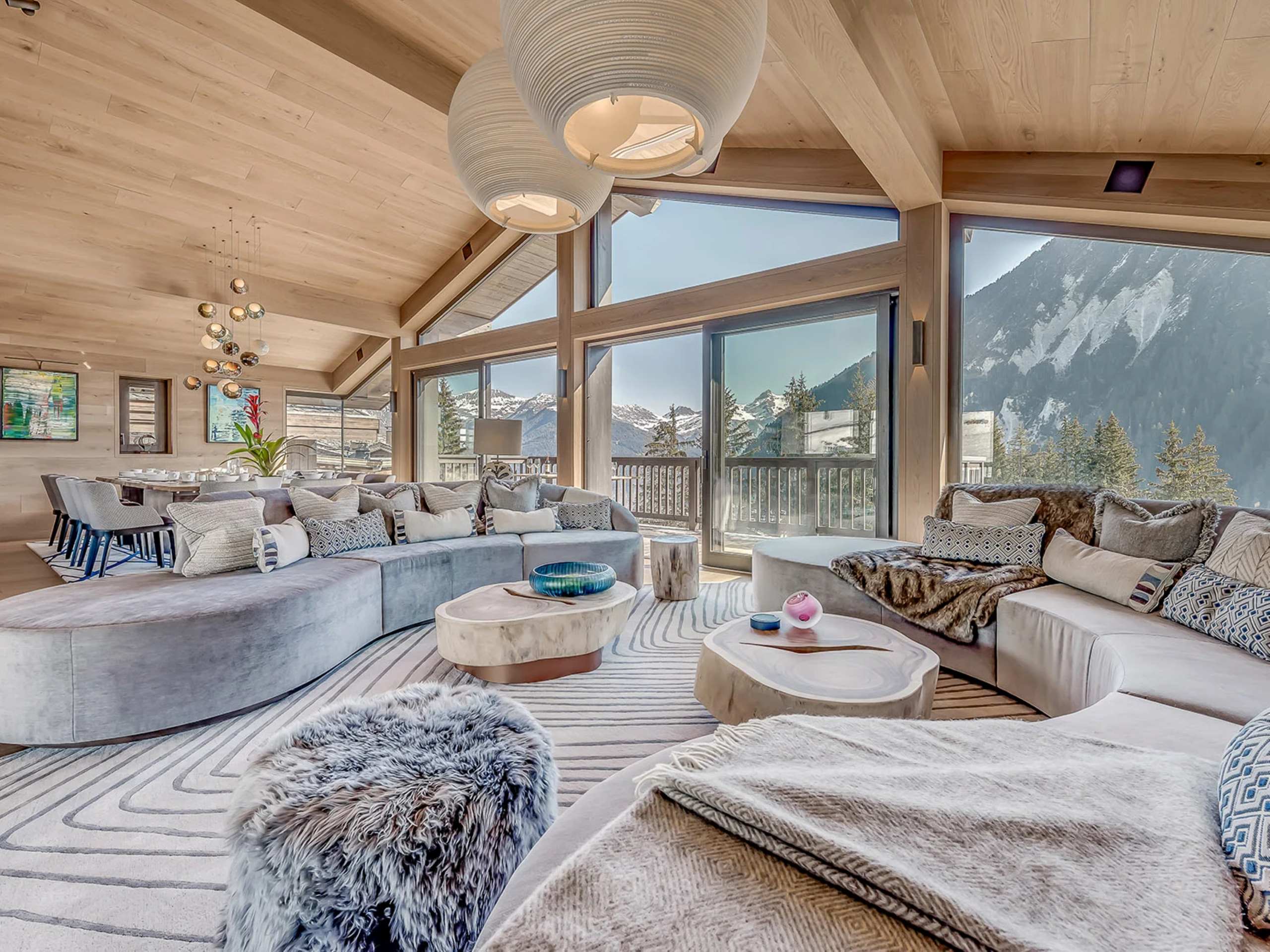 chalet-bea-mainpage-livingroom-lounge-mountain-view-stylish-elegant-interiordesign-spacious-bright-luxury-courchevel1650