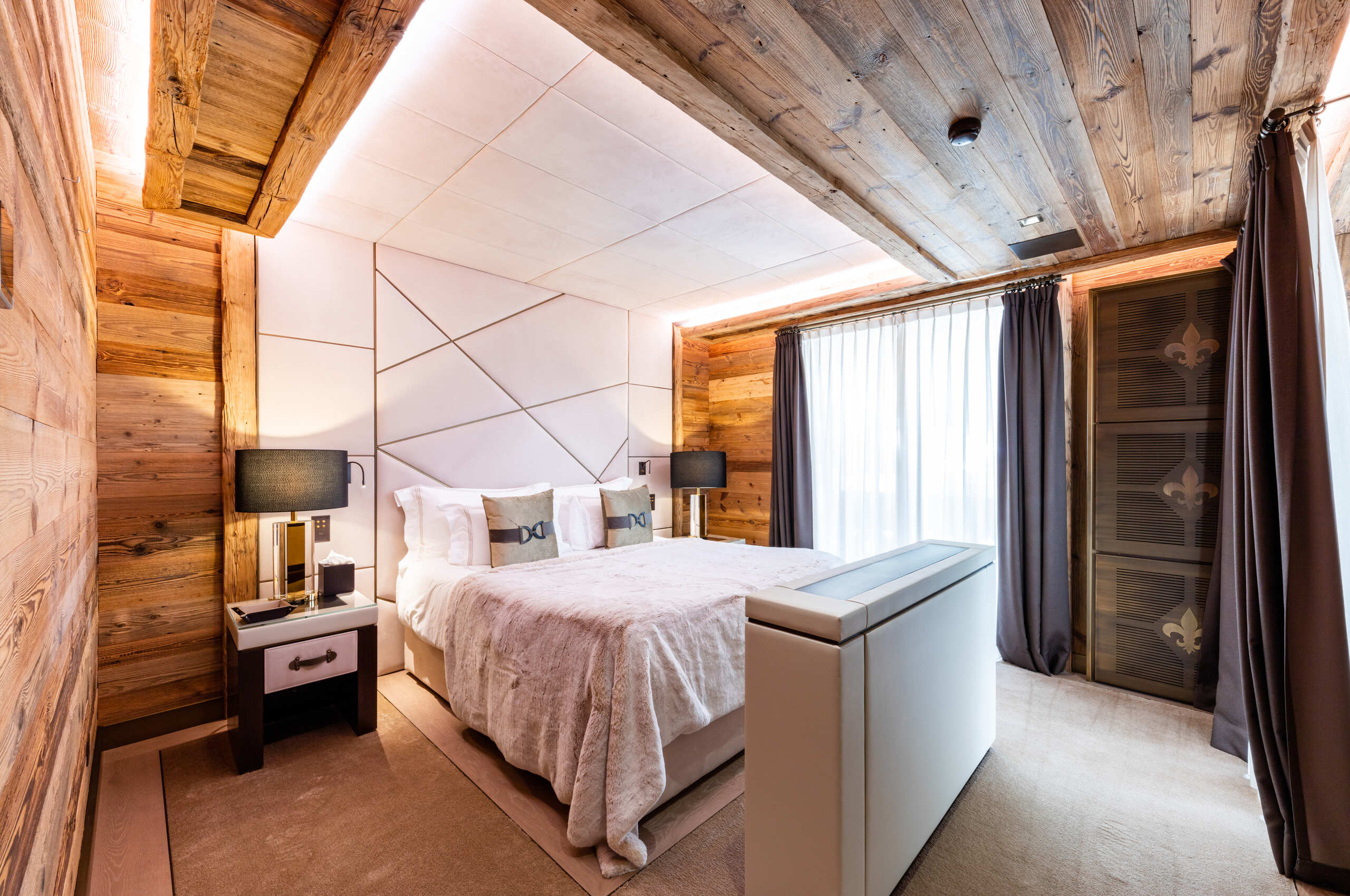chalet-criselda-bedroom-modern-luxury-elegant-alpine-interiordesign-crans-montana