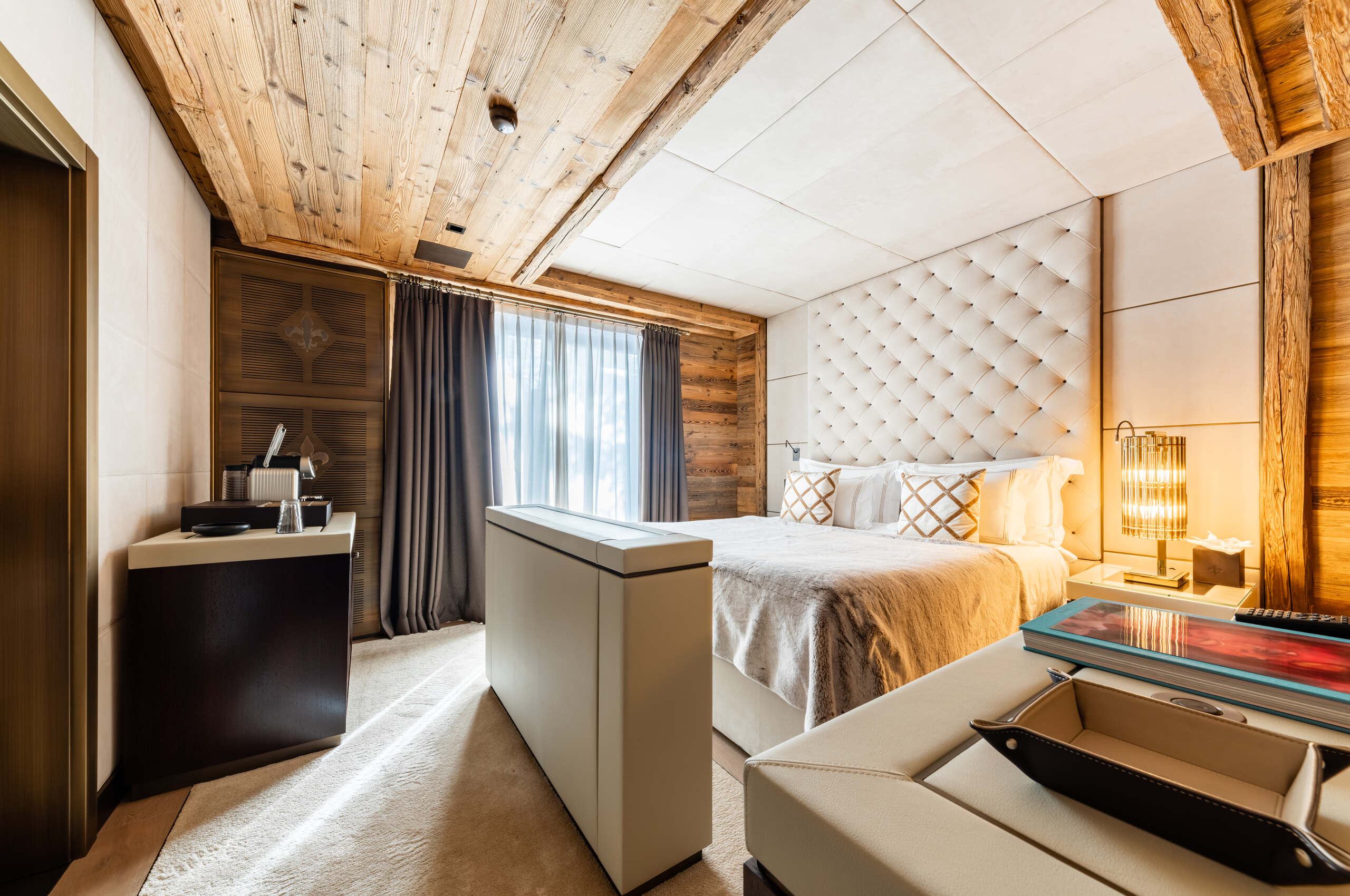 chalet-criselda-bedroom-tv-modern-elegant-luxury-interiordesign-crans-montana