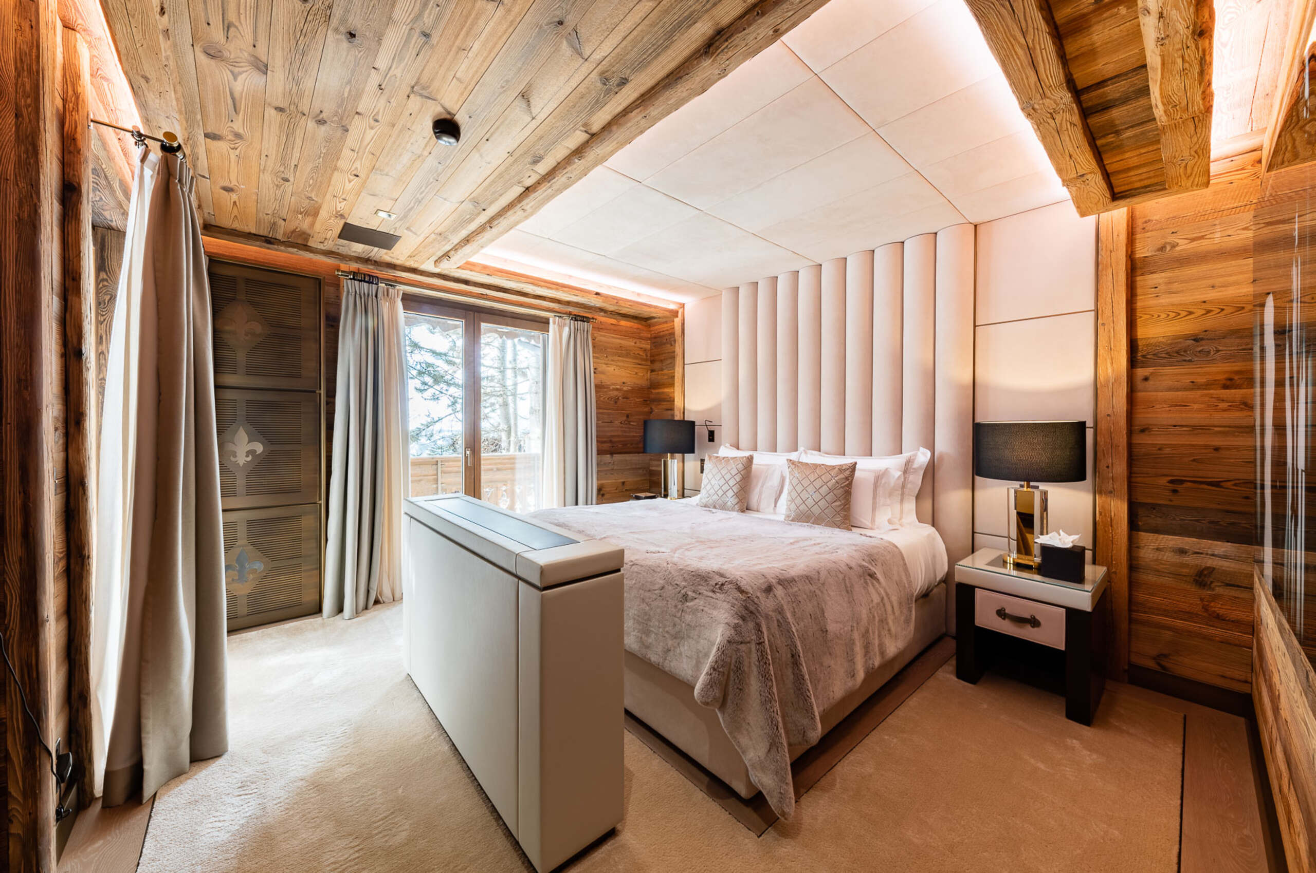 chalet-criselda-bedroom-tv-scenicviews-modern-luxury-alpine-design-crans-montana