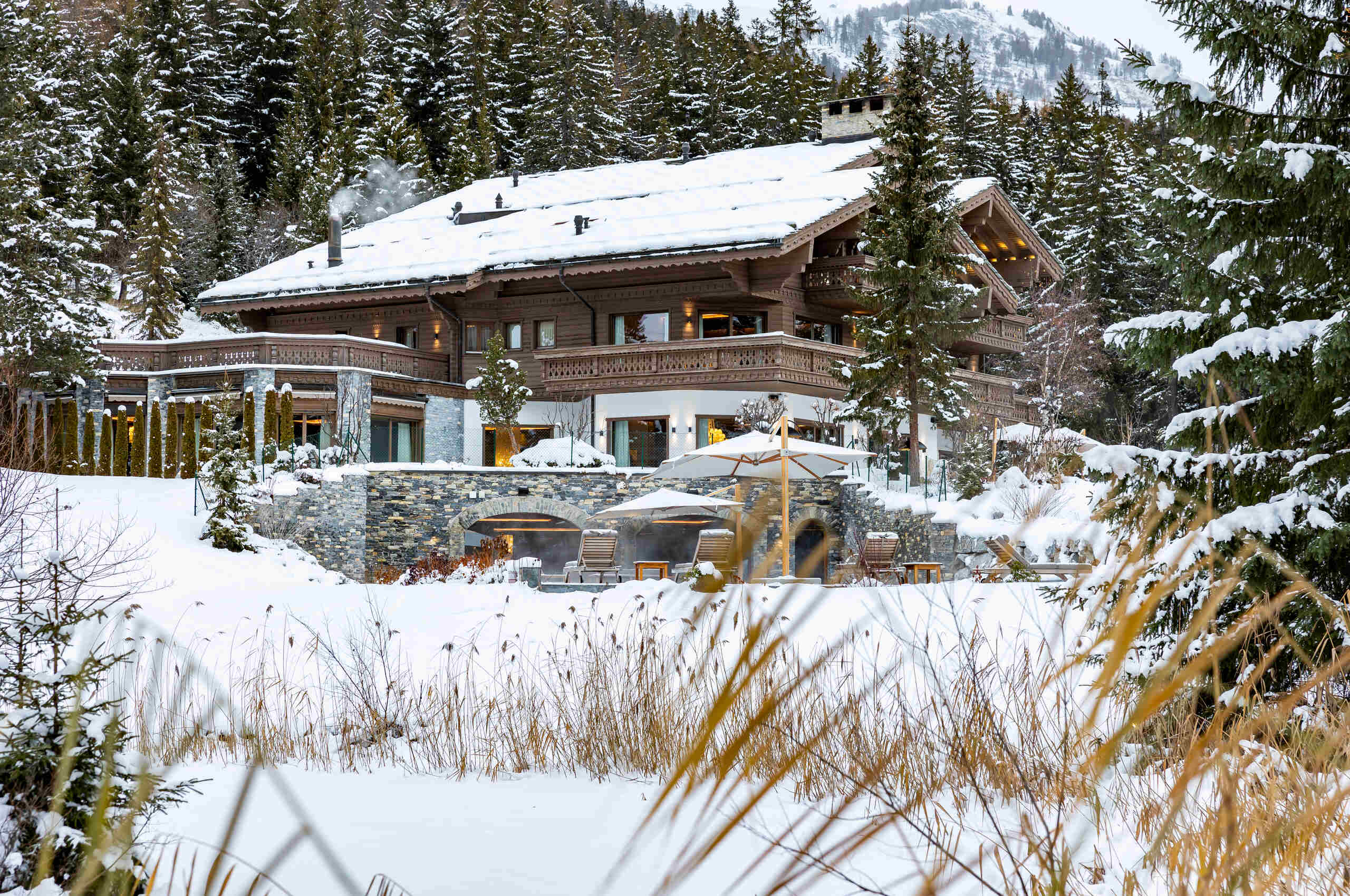 chalet-criselda-exterior-luxury-rental-retreat-mountainviews-crans-montana
