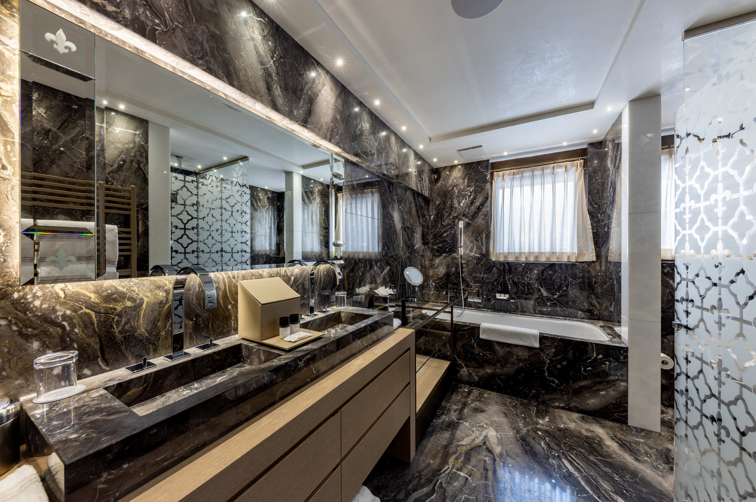 chalet-croia-bathroom-bathtub-doublesink-luxury-modern-design-crans-montana