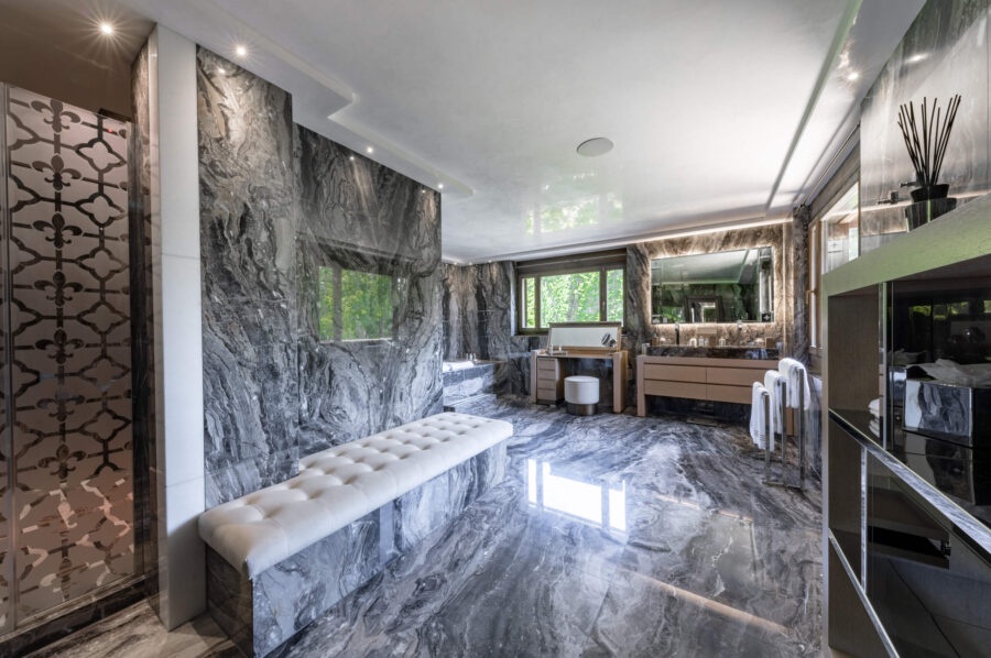 chalet-croia-bathroom-marble-doublesink-bathtub-modern-luxury-design-crans-montana