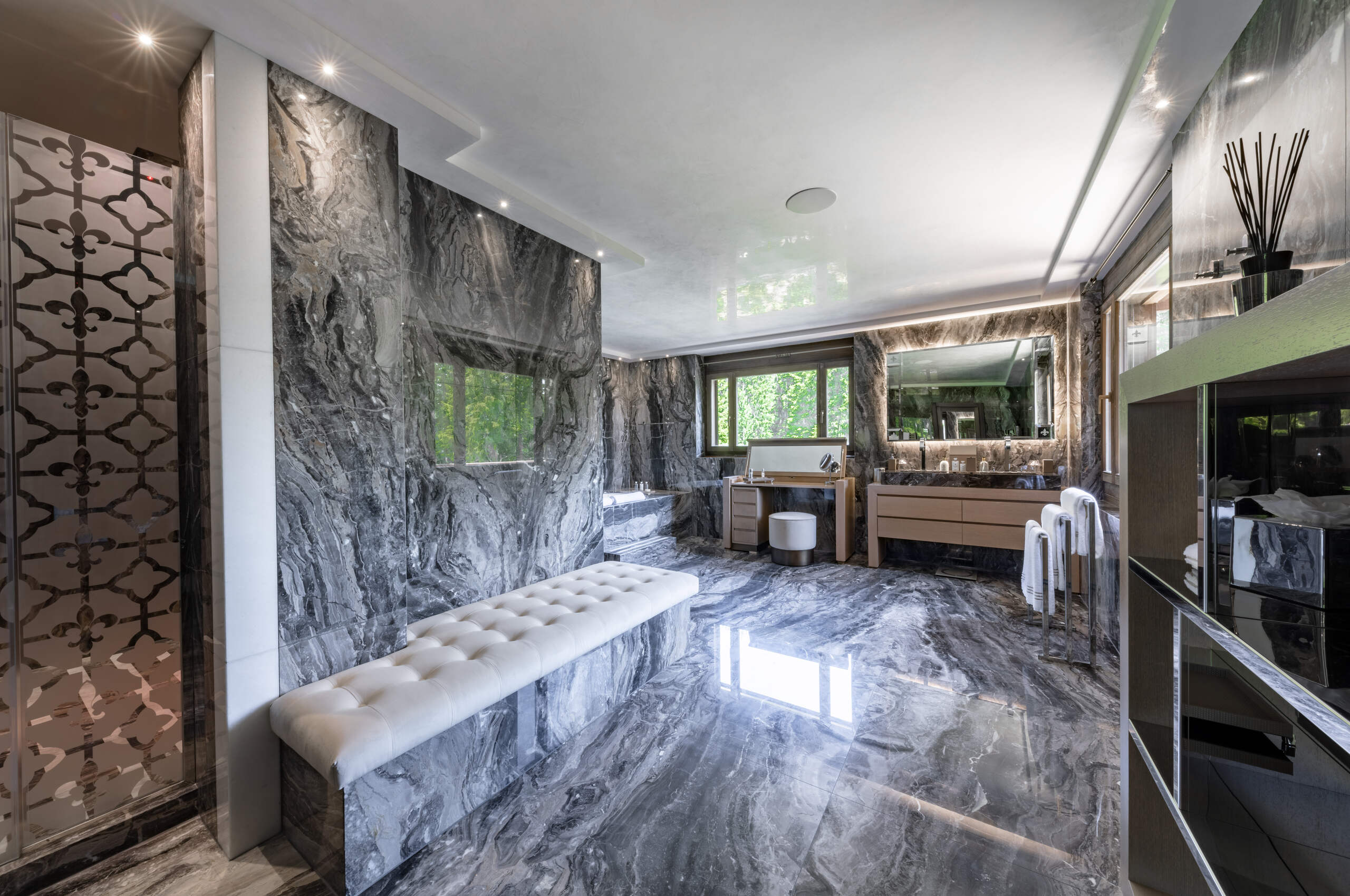 chalet-croia-bathroom-marble-doublesink-bathtub-modern-luxury-design-crans-montana