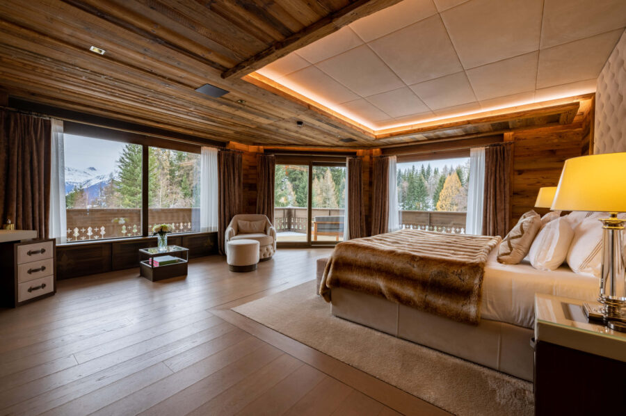 chalet-croia-bedroom-mountainviews-balcony-luxury-alpine-design-crans-montana