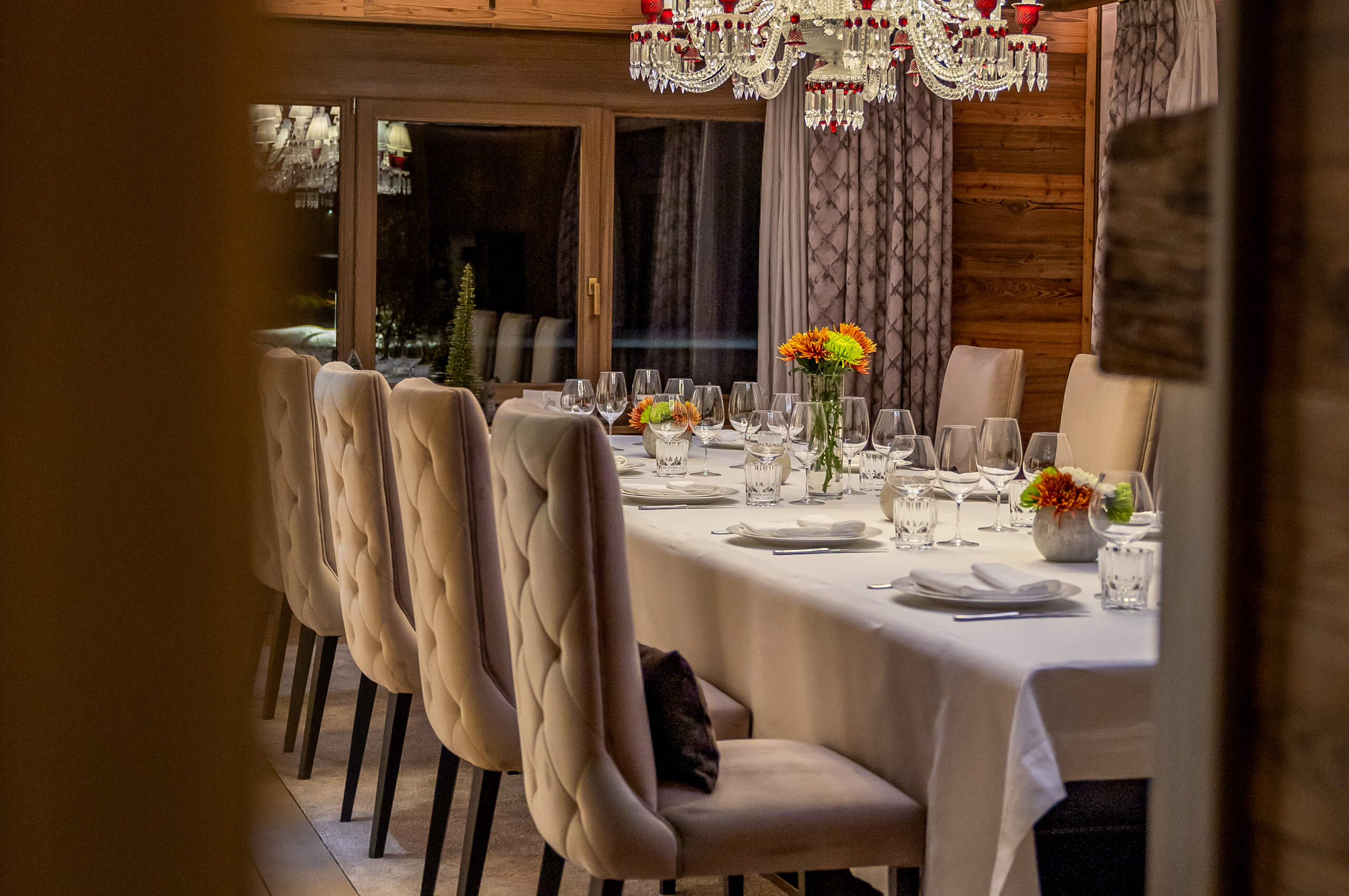 chalet-croia-diningroom-luxury-alpine-design-deluxe-rental-retreat-crans-montana