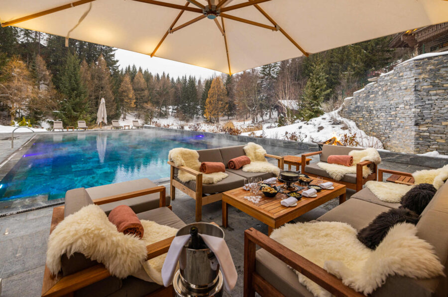 chalet-croia-mainpage-pool-outdoorseating-luxury-retreat-spa-wellness-crans-montana