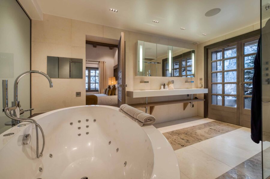 chalet-dala-bathroom-jacuzzi-bathtub-doublesink-modern-stylish-design-luxury-megeve