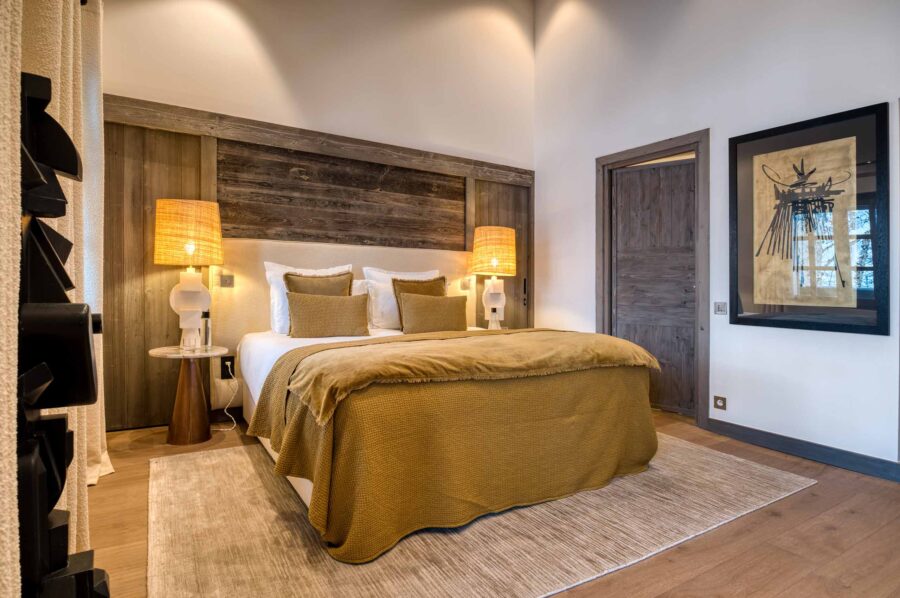 chalet-dala-bedroom-artwork-modern-elegnat-style-luxury-alpine-rental-retreat-megeve