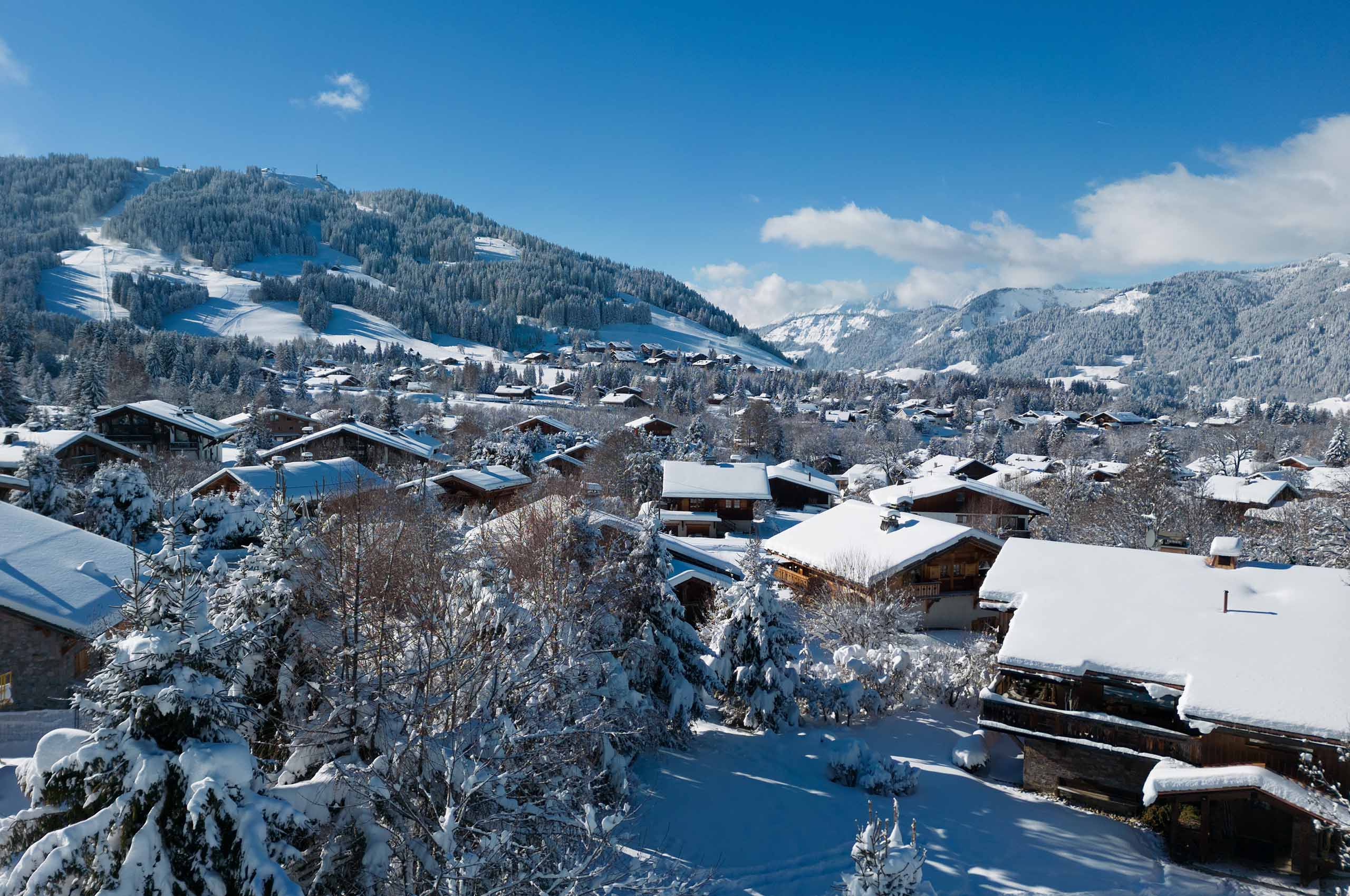 chalet-dala-exterior-landscape-surroundings-primelocation-mountainviews-luxury-rental-megeve