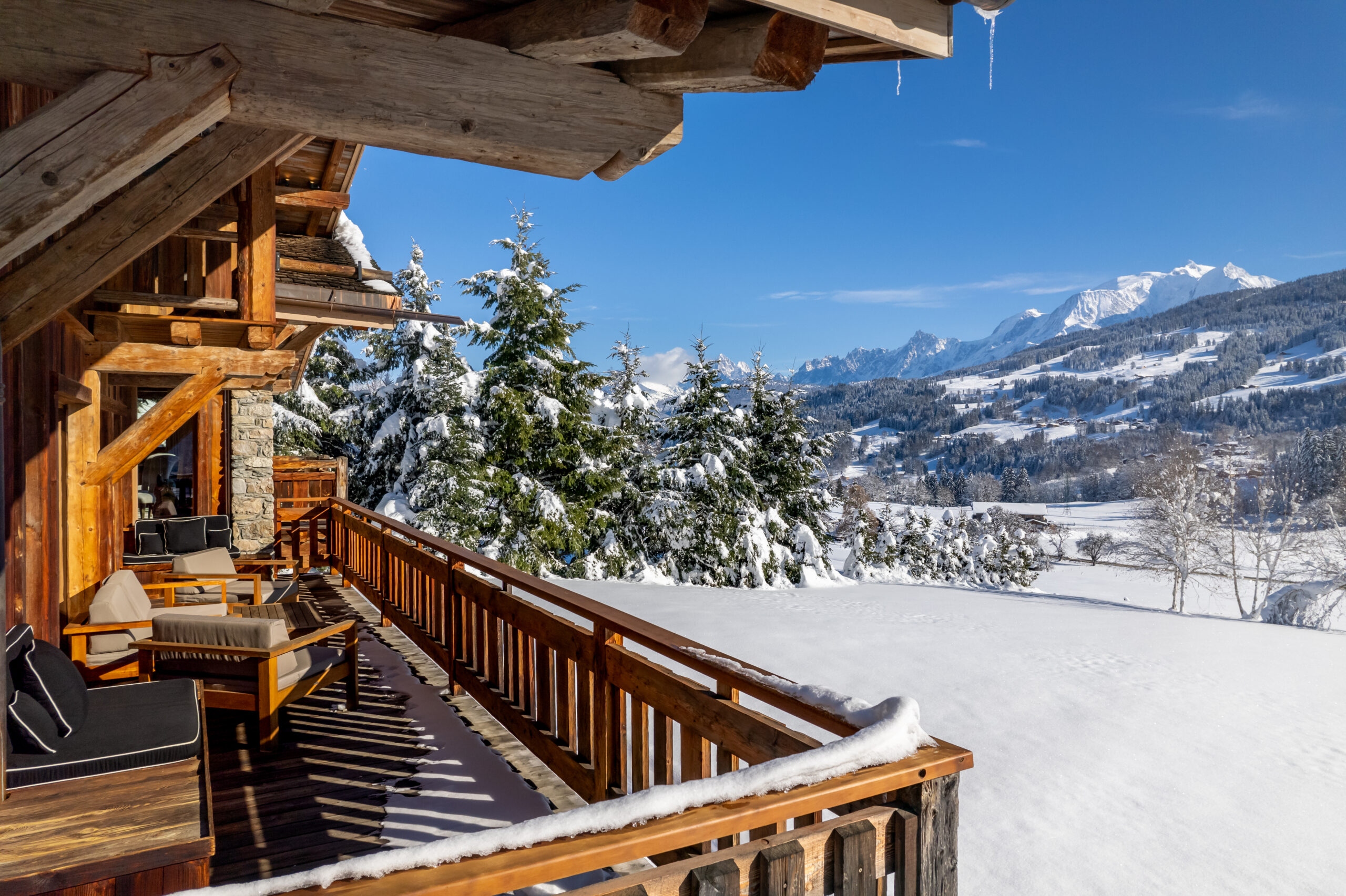 chalet-deuce-balcony-mountainview-luxury-rental-retreat-primelocation-megeve