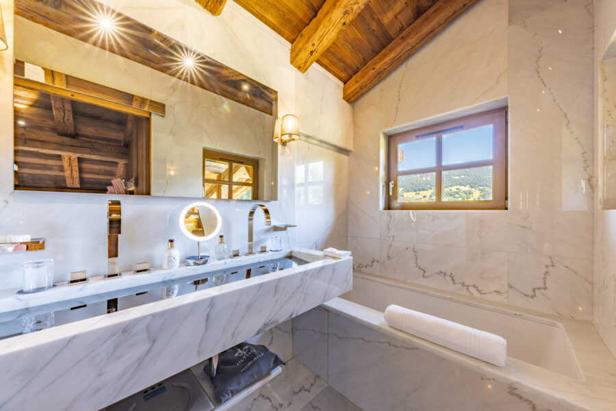 chalet-deuce-bathroom-bathtub-doublesink-marble-luxury-interiordesign-megeve