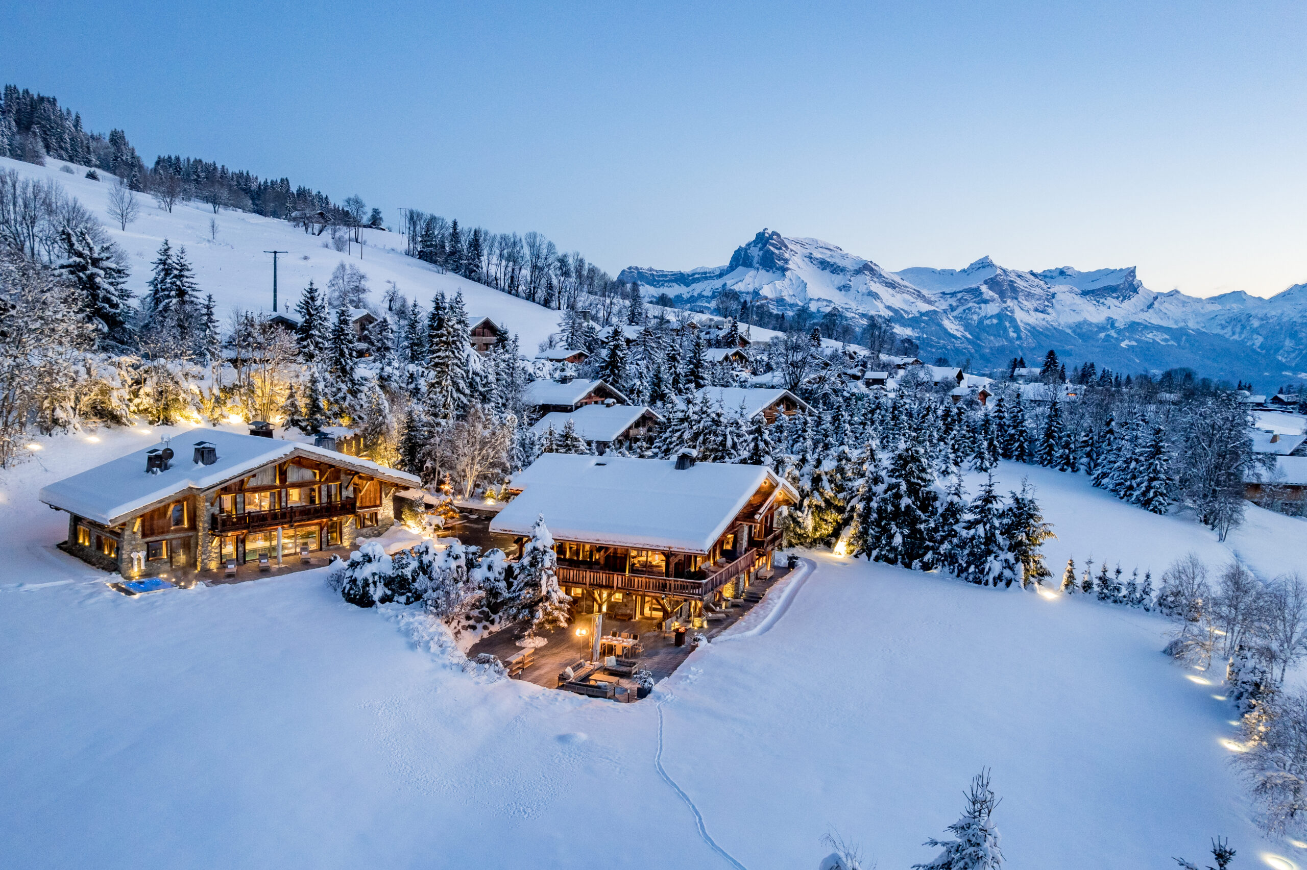 chalet-deuce-exterior-mountainviews-stunning-scence-cosy-luxury-alpine-retreat-megeve