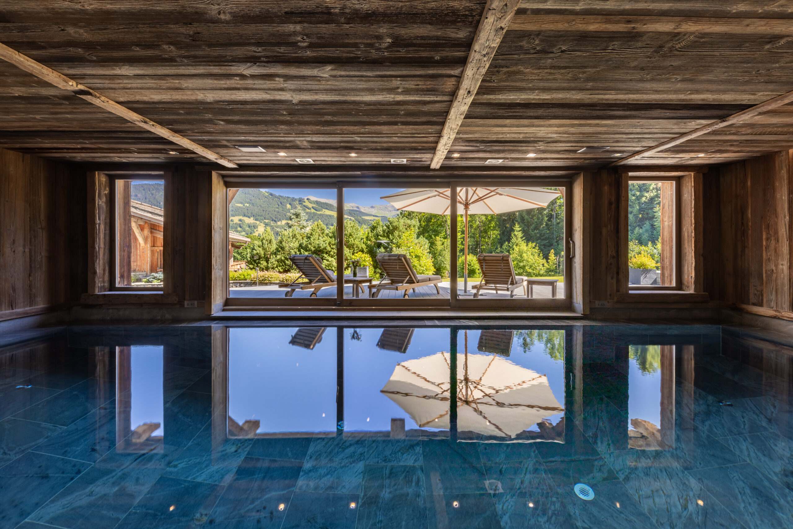 chalet-deuce-indoorpool-terrace-mountainview-spa-wellness-luxury-living-megeve