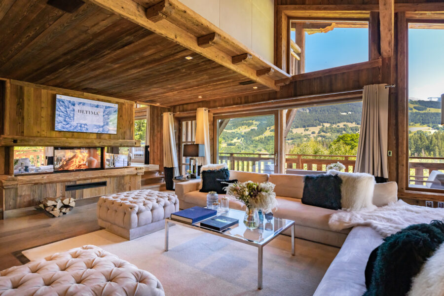 chalet-deuce-livingroom-openplan-fireplace-mountainview-balcony-elegant-alpine-interiors-luxury-megeve