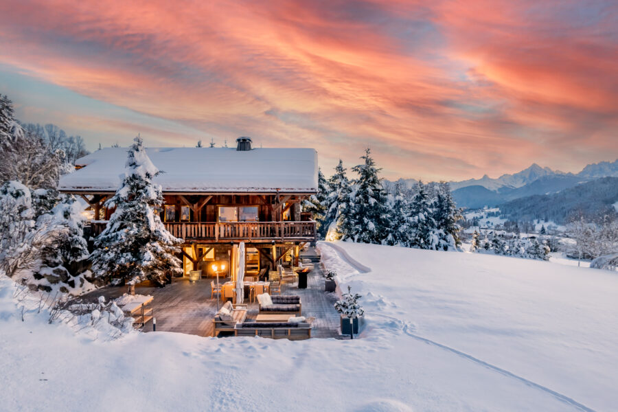 chalet-deuce-mainpage-exterior-winter-snow-outdoor-terrace-seating-heaters-skyline-mountainviews-stunning-scence-luxury-rental-retreat-megeve