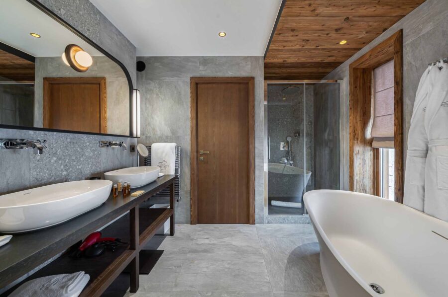 chalet-diane-bathroom-bathtub-doublesink-shower-modern-megeve-luxury
