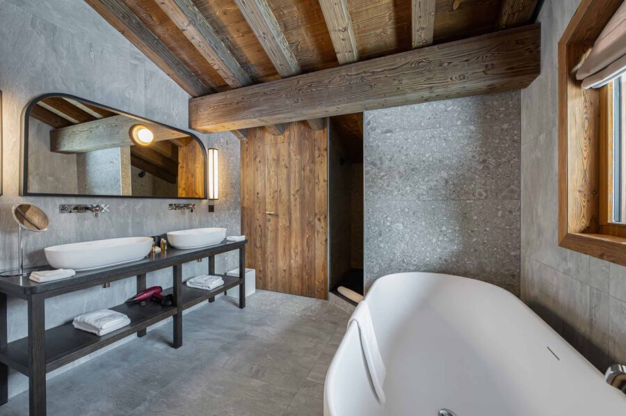 chalet-diane-bathroom-doublesink-bathtub-private-toilet-modern-elegant-alpine-design-megeve-luxury