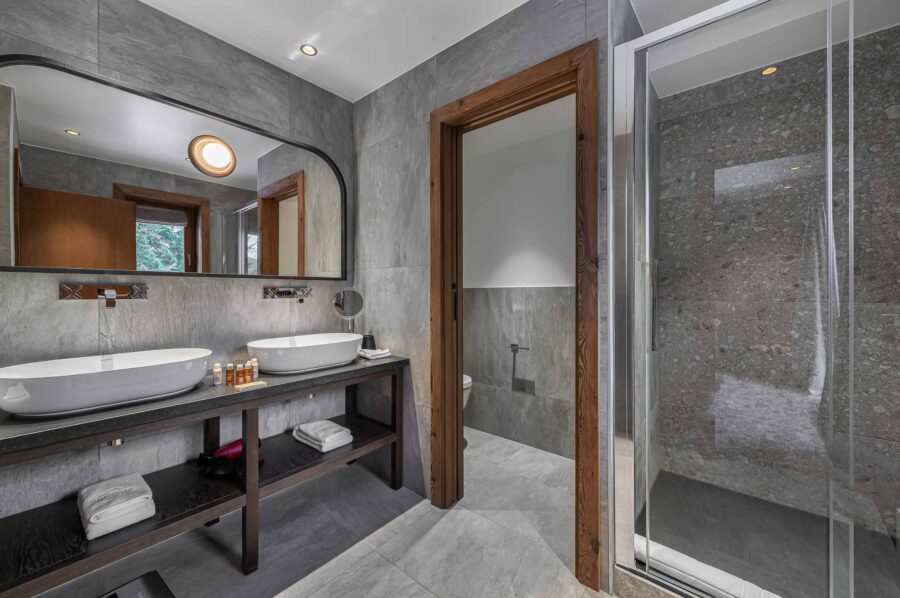 chalet-diane-bathroom-doublesink-shower-modern-elegant-design-megeve-luxury
