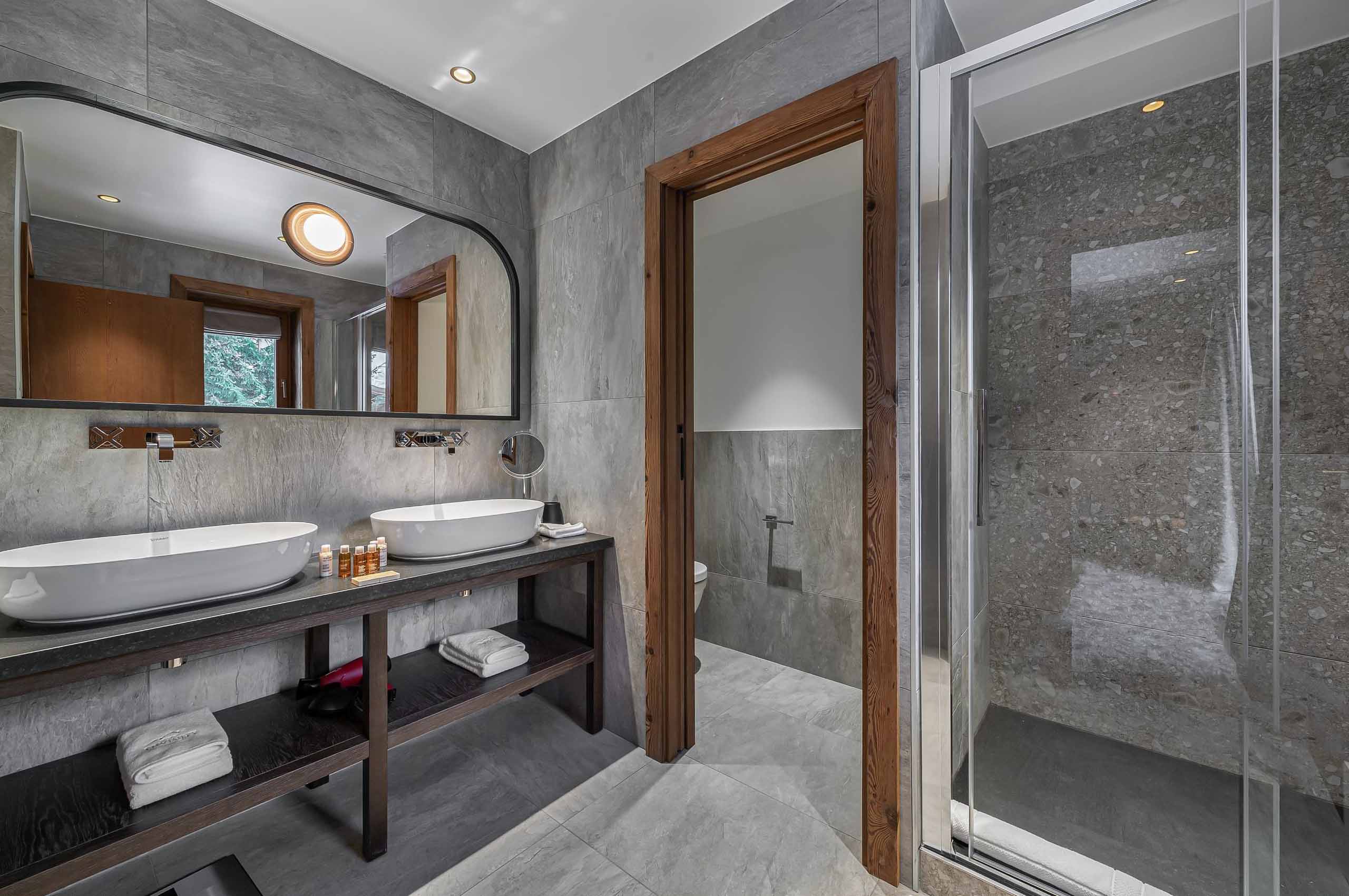 chalet-diane-bathroom-doublesink-shower-modern-elegant-design-megeve-luxury