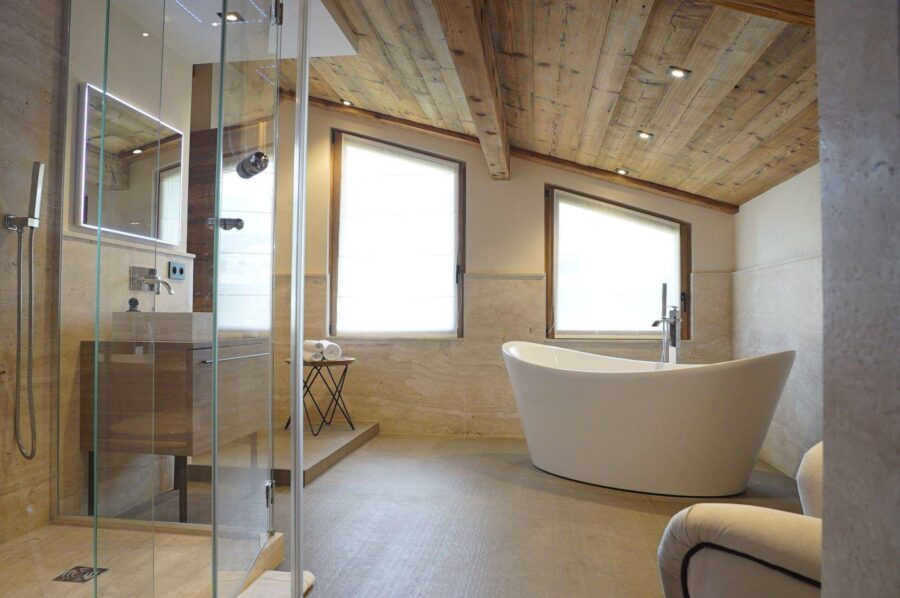 chalet-kelise-bathroom-bathtub-shower-modern-alpine-interior-megeve