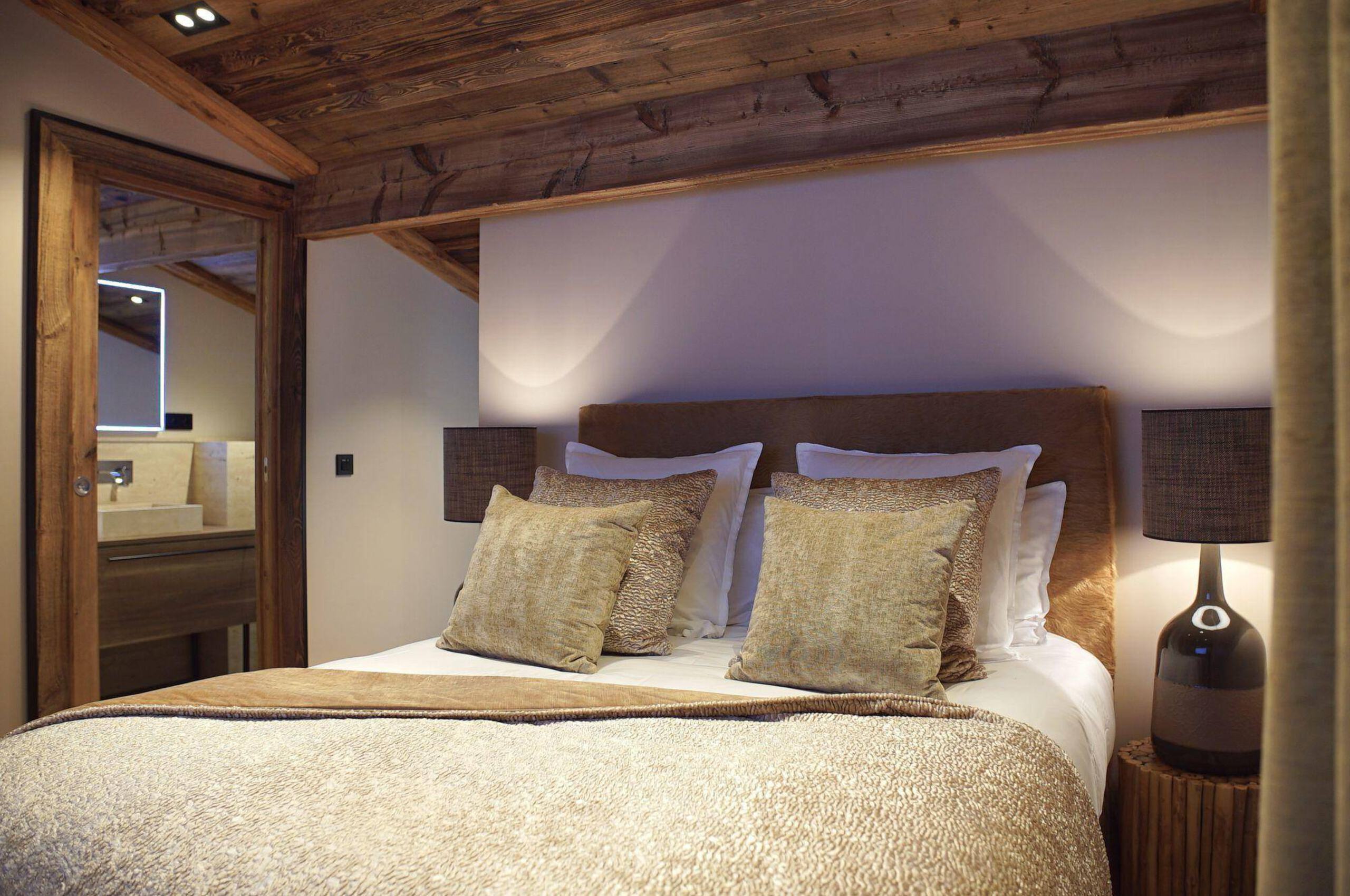 chalet-kelise-bedroom-ensuite-alpine-chic-luxury-rental-retreat-megeve