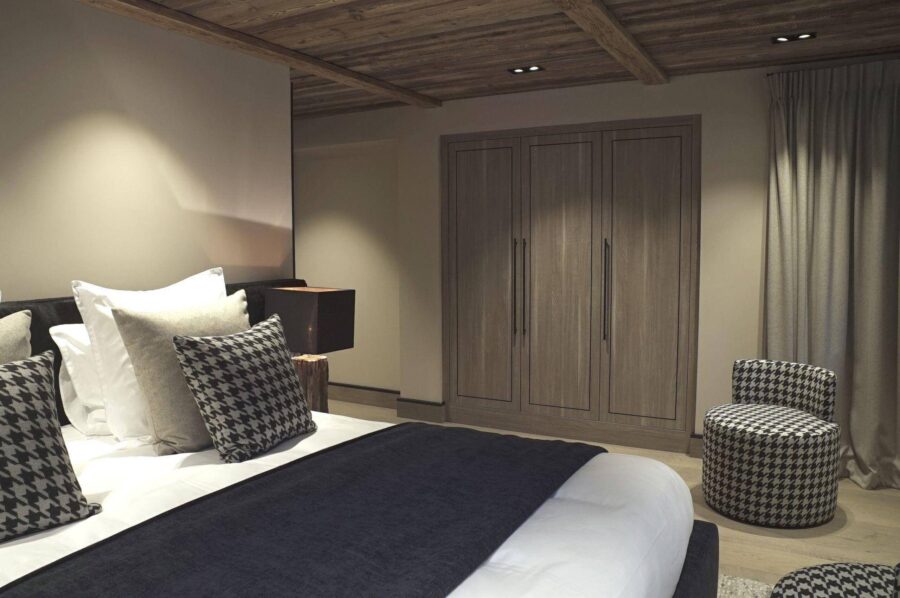 chalet-kelise-bedroom-wardrobe-stylish-modern-interiordesign-luxury-alpine-retreat-megeve
