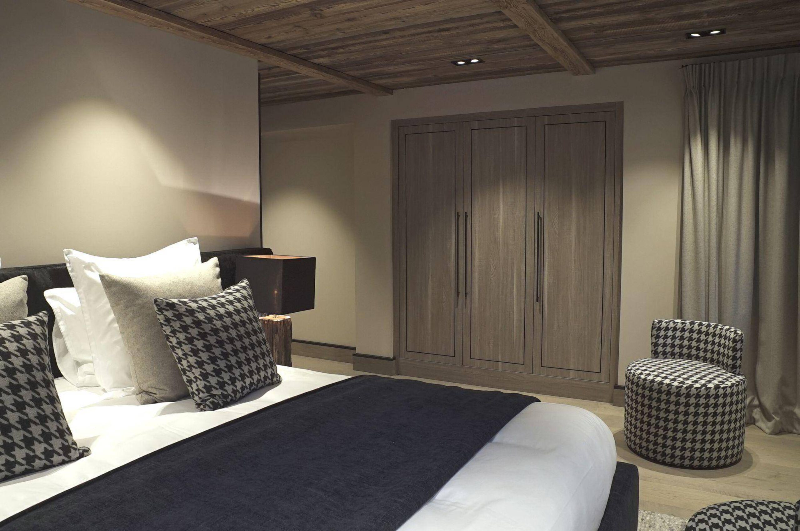 chalet-kelise-bedroom-wardrobe-stylish-modern-interiordesign-luxury-alpine-retreat-megeve