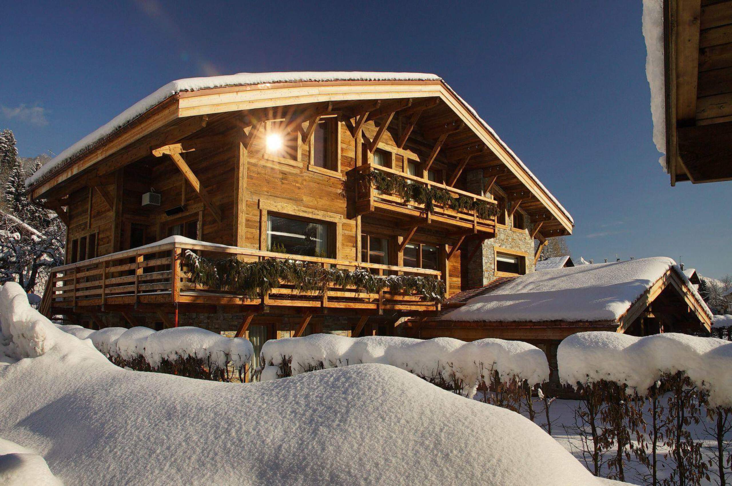chalet-kelise-mainpage-exterior-day-luxury-holiday-vacation-rental-property-megeve