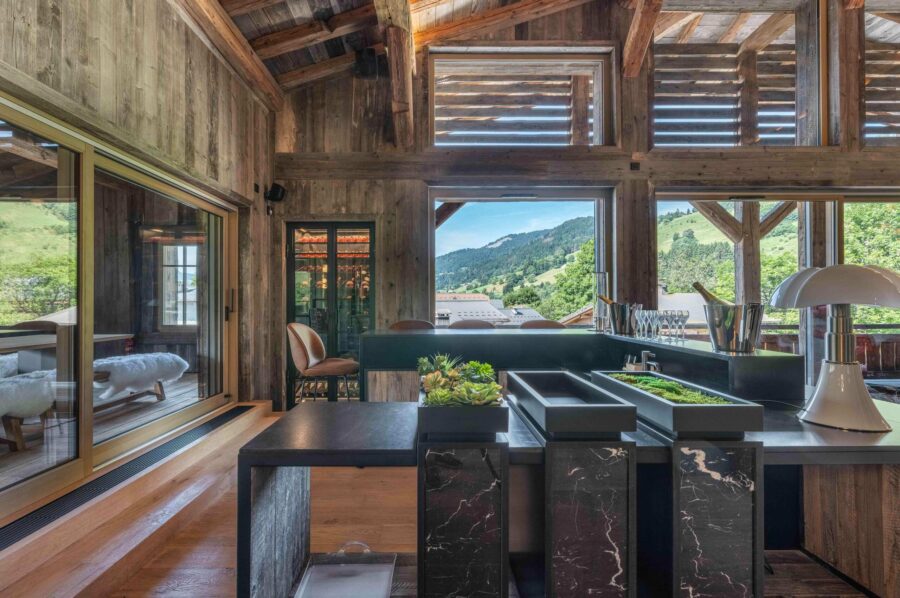chalet-leia-bar-livingarea-hosting-entertainment-mountainviews-luxury-alpine-design-megeve